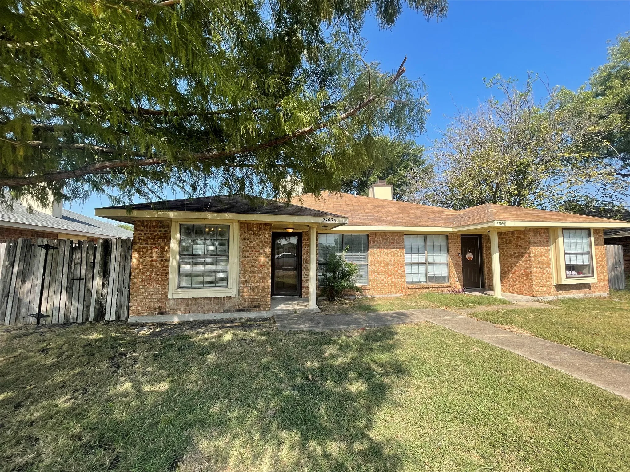 Duplex For Rent in Dallas County , 2709 Stanford Street A, Rowlett, Texas 75088, 2 Bedroom, 2 Bathroom, 1 Garage spaces, 1,008 Sqft, built in 1985, mls#21297761, Real Estate Agent in Rowlett, Homes For Rent in Dallas county, Homes For Rent in Rowlett, Realtor in Rowlett Texas, Real Estate Brokerage Independent Realty Texas, Luminita Cordes Realtor