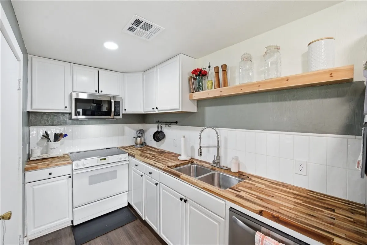 Single Family Residence For Sale in Mc Lennan County , 11725 China Spring Road, Waco, Texas 76708, 3 Bedroom, 2 Bathroom, 3 Garage spaces, 1,540 Sqft, built in 1997, mls#21297160, Real Estate Agent in Waco, Homes For Sale in Mc Lennan county, Homes For Sale in Waco, Realtor in Waco Texas, Real Estate Brokerage Independent Realty Texas, Luminita Cordes Realtor