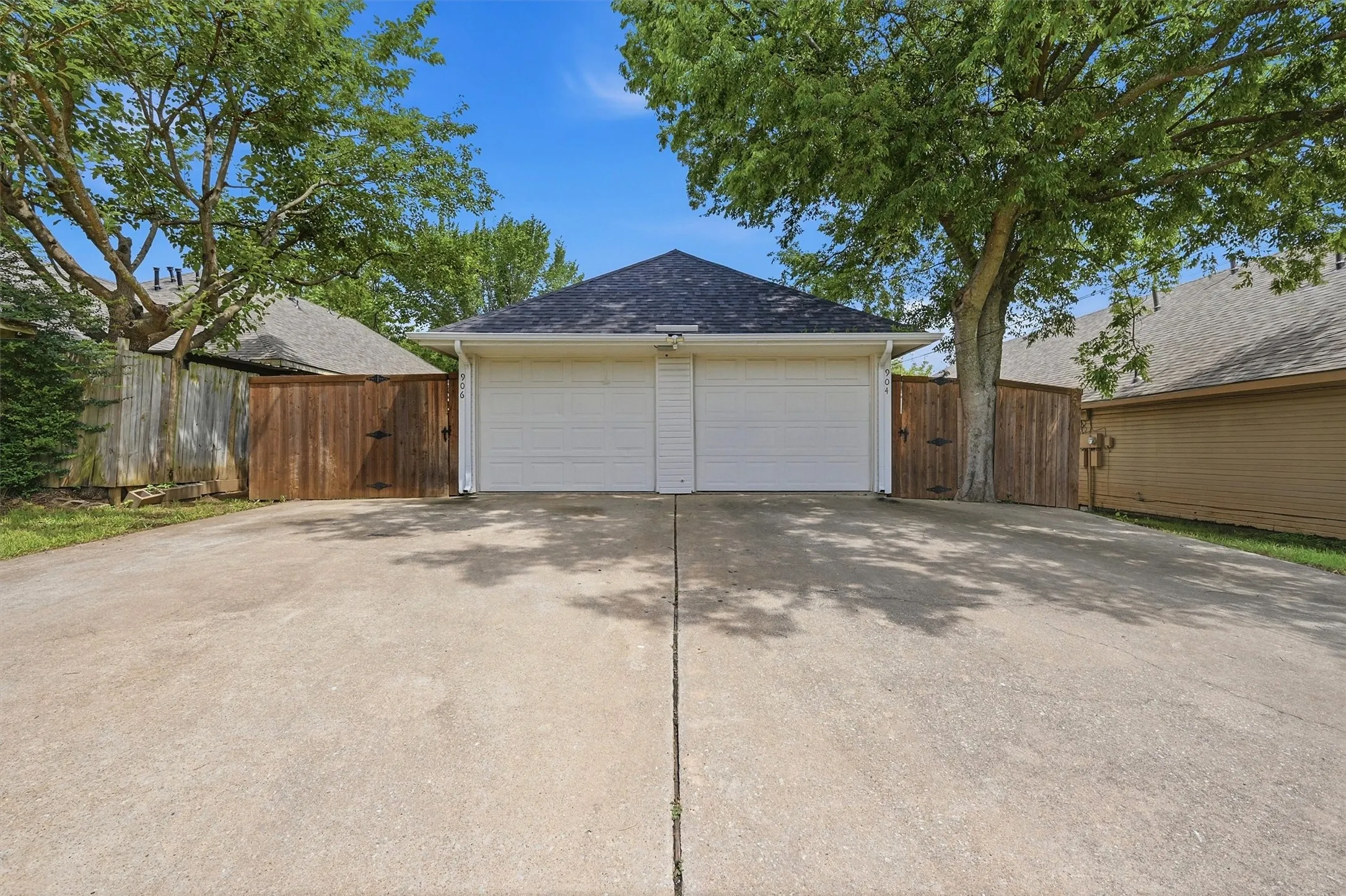 Duplex For Rent in Grayson County , 906 W Houston Street, Sherman, Texas 75092, 3 Bedroom, 2 Bathroom, 1 Garage spaces, 1,216 Sqft, built in 1998, mls#21297849, Real Estate Agent in Sherman, Homes For Rent in Grayson county, Homes For Rent in Sherman, Realtor in Sherman Texas, Real Estate Brokerage Independent Realty Texas, Luminita Cordes Realtor