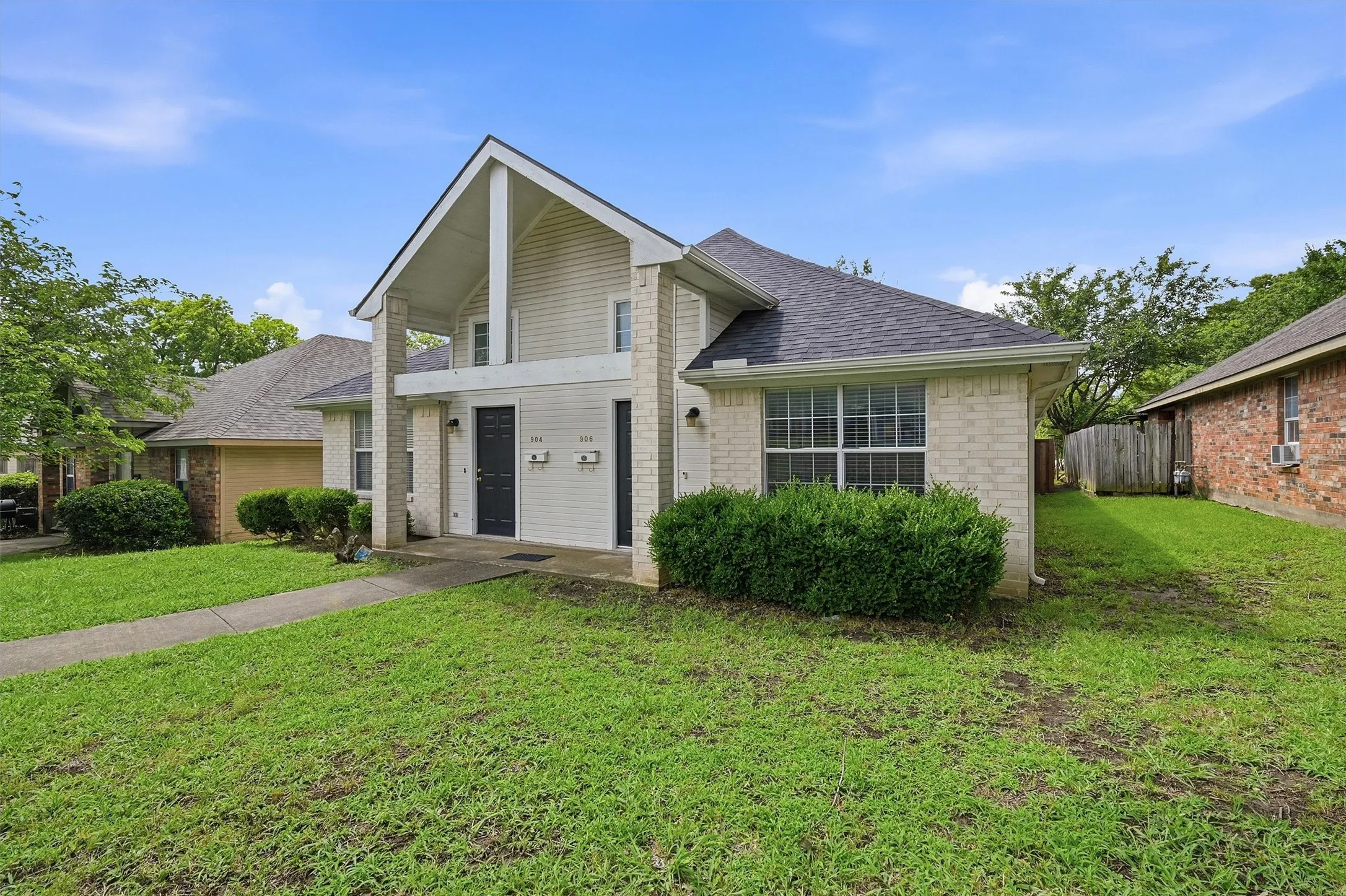 Duplex For Rent in Grayson County , 906 W Houston Street, Sherman, Texas 75092, 3 Bedroom, 2 Bathroom, 1 Garage spaces, 1,216 Sqft, built in 1998, mls#21297849, Real Estate Agent in Sherman, Homes For Rent in Grayson county, Homes For Rent in Sherman, Realtor in Sherman Texas, Real Estate Brokerage Independent Realty Texas, Luminita Cordes Realtor