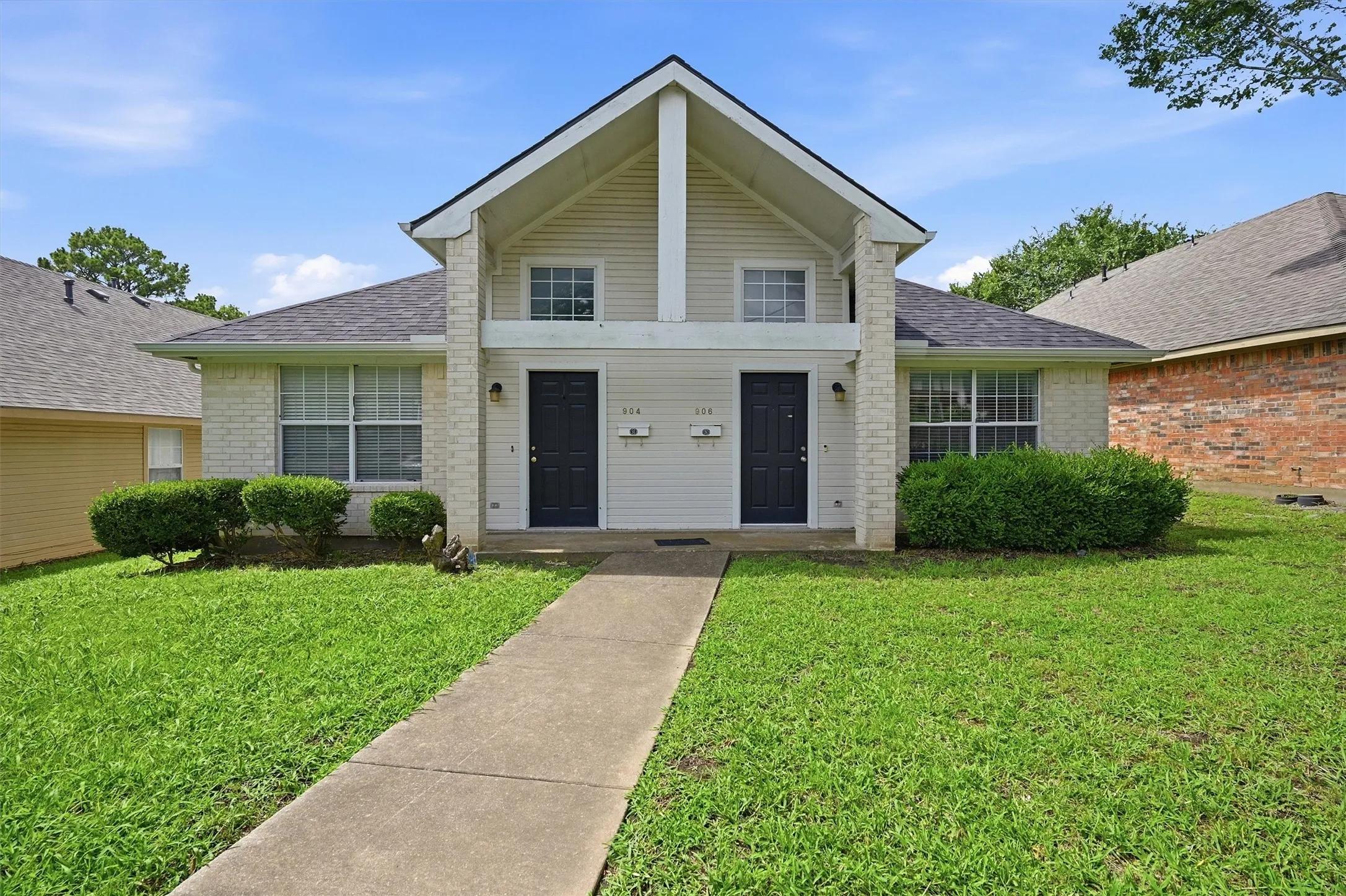 Duplex For Rent in Grayson County , 906 W Houston Street, Sherman, Texas 75092, 3 Bedroom, 2 Bathroom, 1 Garage spaces, 1,216 Sqft, built in 1998, mls#21297849, Real Estate Agent in Sherman, Homes For Rent in Grayson county, Homes For Rent in Sherman, Realtor in Sherman Texas, Real Estate Brokerage Independent Realty Texas, Luminita Cordes Realtor