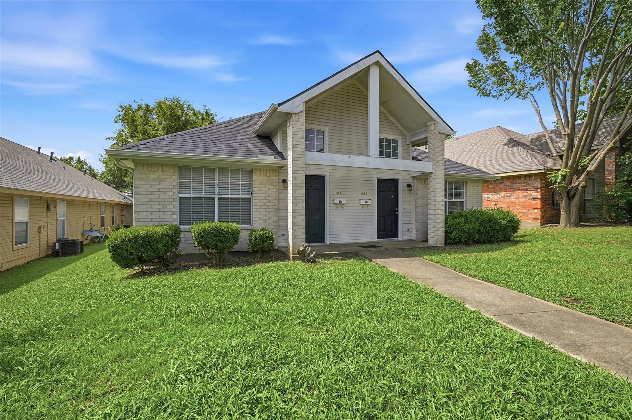 Duplex For Rent in Grayson County , 906 W Houston Street, Sherman, Texas 75092, 3 Bedroom, 2 Bathroom, 1 Garage spaces, 1,216 Sqft, built in 1998, mls#21297849, Real Estate Agent in Sherman, Homes For Rent in Grayson county, Homes For Rent in Sherman, Realtor in Sherman Texas, Real Estate Brokerage Independent Realty Texas, Luminita Cordes Realtor