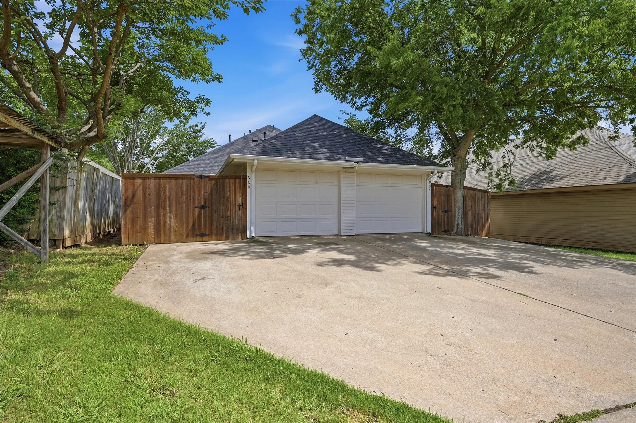Duplex For Rent in Grayson County , 906 W Houston Street, Sherman, Texas 75092, 3 Bedroom, 2 Bathroom, 1 Garage spaces, 1,216 Sqft, built in 1998, mls#21297849, Real Estate Agent in Sherman, Homes For Rent in Grayson county, Homes For Rent in Sherman, Realtor in Sherman Texas, Real Estate Brokerage Independent Realty Texas, Luminita Cordes Realtor
