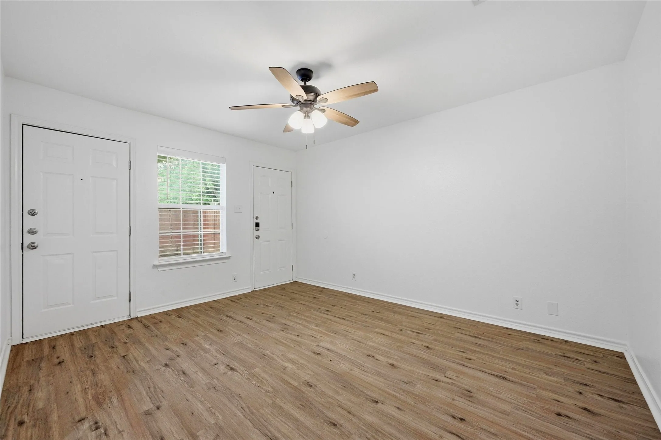 Duplex For Rent in Grayson County , 906 W Houston Street, Sherman, Texas 75092, 3 Bedroom, 2 Bathroom, 1 Garage spaces, 1,216 Sqft, built in 1998, mls#21297849, Real Estate Agent in Sherman, Homes For Rent in Grayson county, Homes For Rent in Sherman, Realtor in Sherman Texas, Real Estate Brokerage Independent Realty Texas, Luminita Cordes Realtor