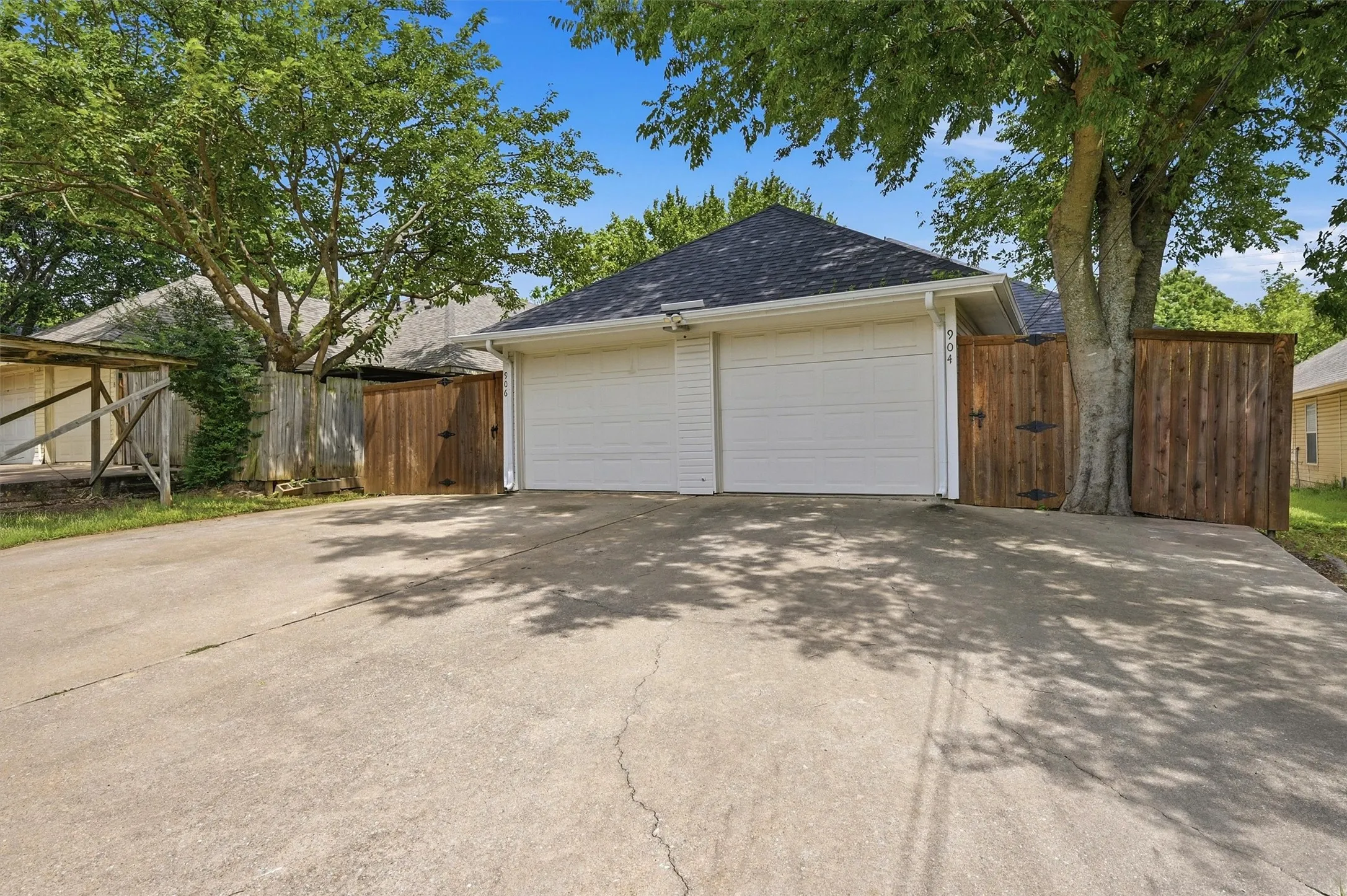 Duplex For Rent in Grayson County , 906 W Houston Street, Sherman, Texas 75092, 3 Bedroom, 2 Bathroom, 1 Garage spaces, 1,216 Sqft, built in 1998, mls#21297849, Real Estate Agent in Sherman, Homes For Rent in Grayson county, Homes For Rent in Sherman, Realtor in Sherman Texas, Real Estate Brokerage Independent Realty Texas, Luminita Cordes Realtor