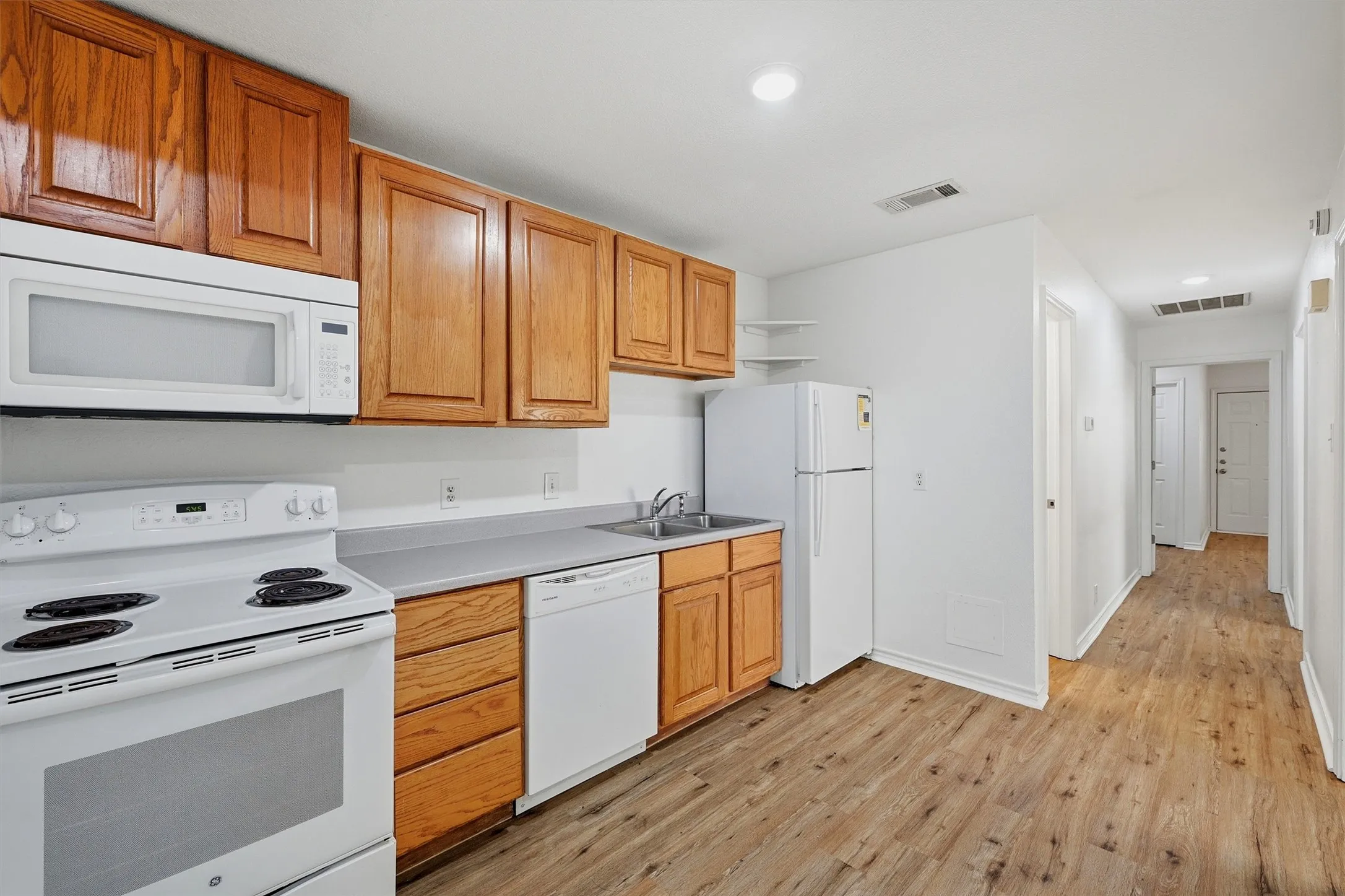 Duplex For Rent in Grayson County , 906 W Houston Street, Sherman, Texas 75092, 3 Bedroom, 2 Bathroom, 1 Garage spaces, 1,216 Sqft, built in 1998, mls#21297849, Real Estate Agent in Sherman, Homes For Rent in Grayson county, Homes For Rent in Sherman, Realtor in Sherman Texas, Real Estate Brokerage Independent Realty Texas, Luminita Cordes Realtor