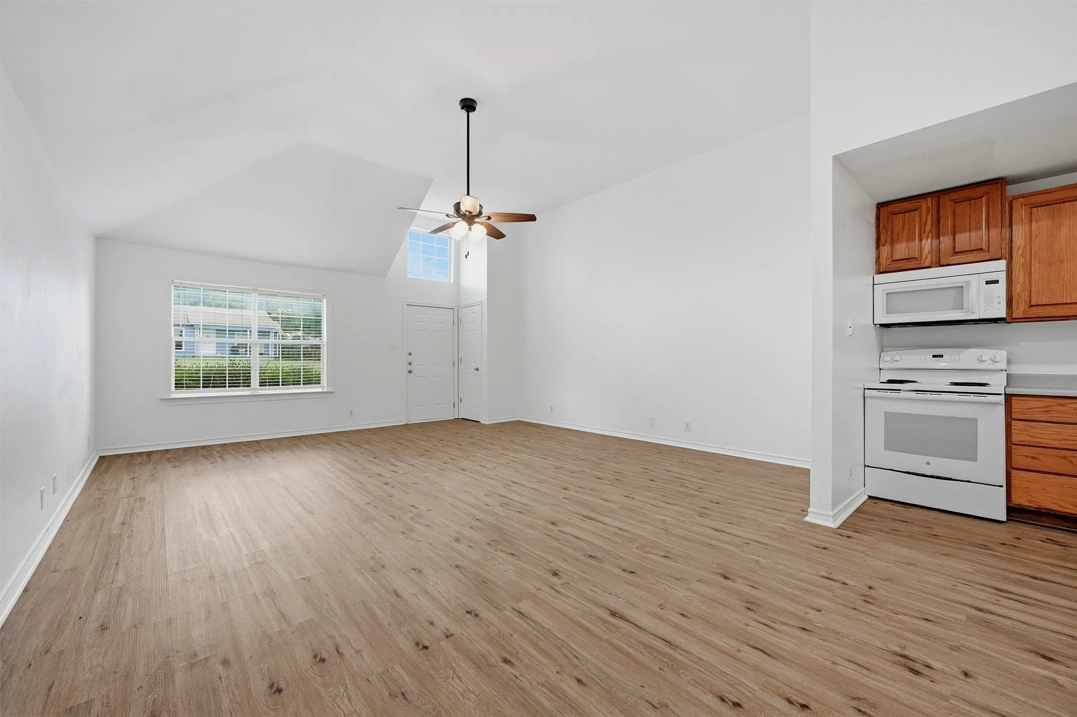 Duplex For Rent in Grayson County , 906 W Houston Street, Sherman, Texas 75092, 3 Bedroom, 2 Bathroom, 1 Garage spaces, 1,216 Sqft, built in 1998, mls#21297849, Real Estate Agent in Sherman, Homes For Rent in Grayson county, Homes For Rent in Sherman, Realtor in Sherman Texas, Real Estate Brokerage Independent Realty Texas, Luminita Cordes Realtor