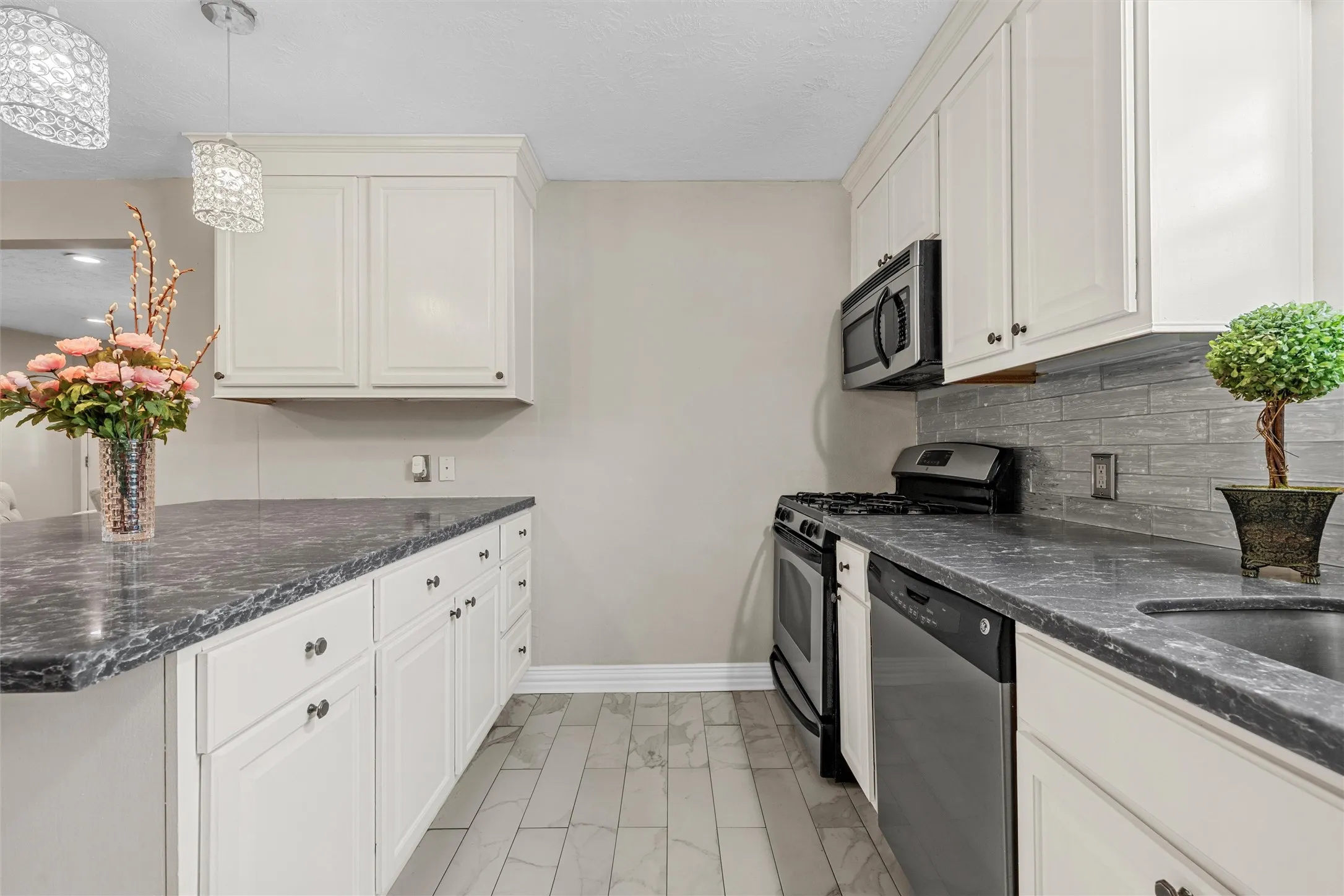 Single Family Residence For Sale in Mc Lennan County , 357 Sharron Drive, Woodway, Texas 76712, 4 Bedroom, 3 Bathroom, Garage spaces, 2,128 Sqft, built in 1960, mls#21297768, Real Estate Agent in Woodway, Homes For Sale in Mc Lennan county, Homes For Sale in Woodway, Realtor in Woodway Texas, Real Estate Brokerage Independent Realty Texas, Luminita Cordes Realtor