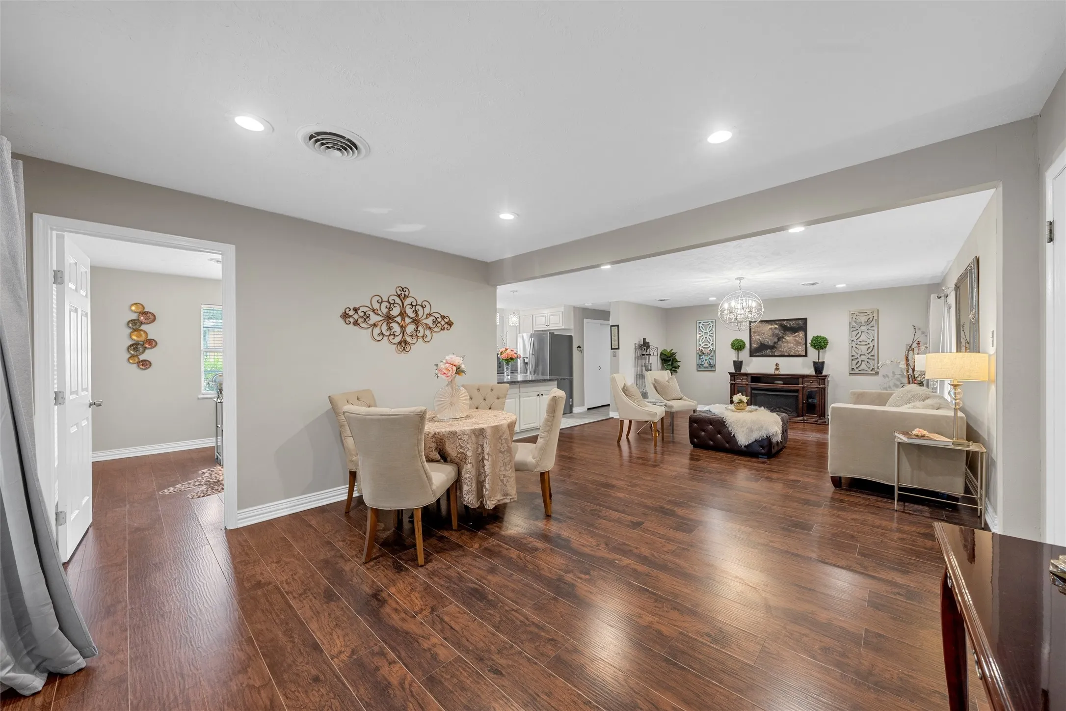 Single Family Residence For Sale in Mc Lennan County , 357 Sharron Drive, Woodway, Texas 76712, 4 Bedroom, 3 Bathroom, Garage spaces, 2,128 Sqft, built in 1960, mls#21297768, Real Estate Agent in Woodway, Homes For Sale in Mc Lennan county, Homes For Sale in Woodway, Realtor in Woodway Texas, Real Estate Brokerage Independent Realty Texas, Luminita Cordes Realtor