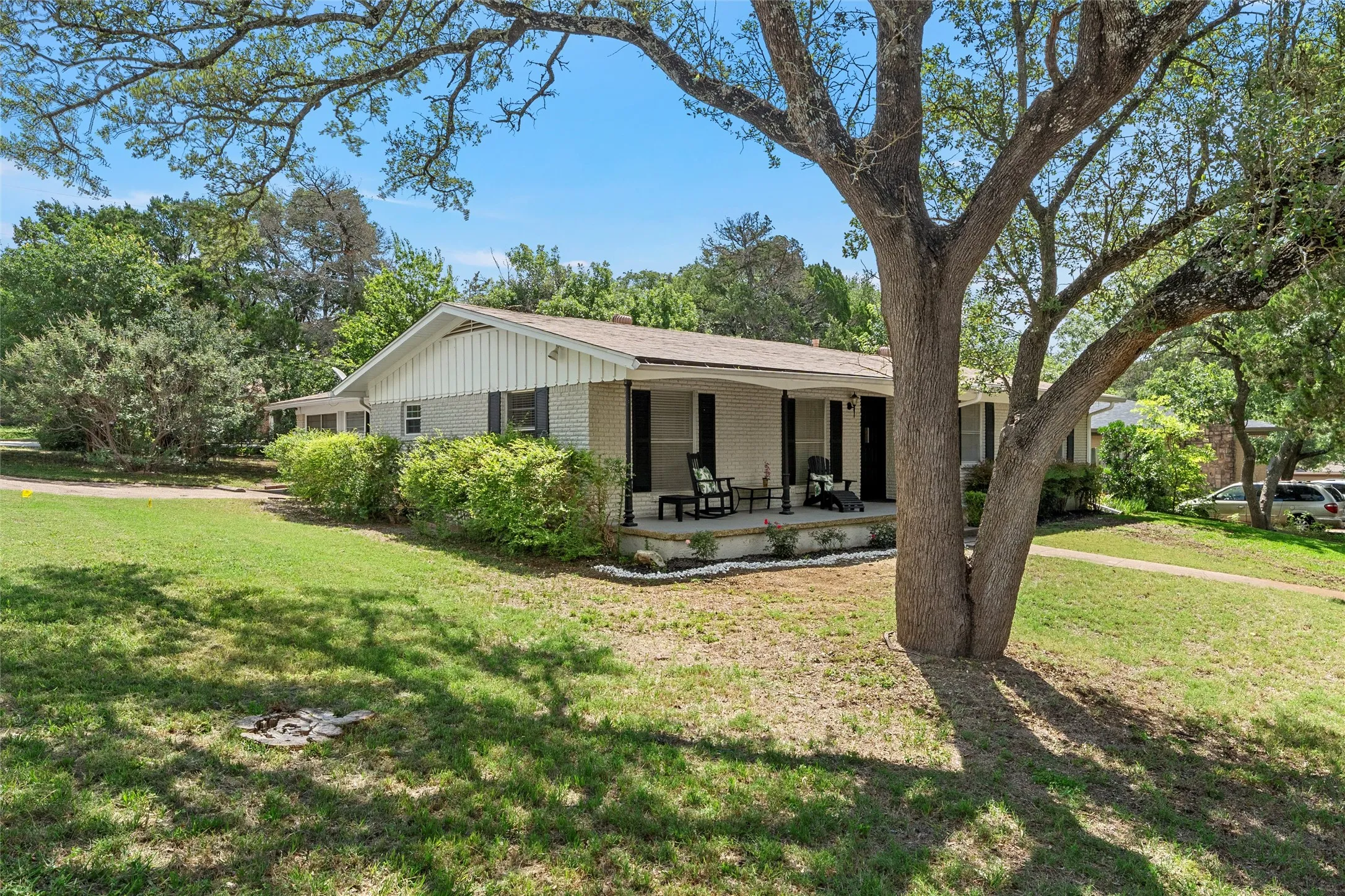 Single Family Residence For Sale in Mc Lennan County , 357 Sharron Drive, Woodway, Texas 76712, 4 Bedroom, 3 Bathroom, Garage spaces, 2,128 Sqft, built in 1960, mls#21297768, Real Estate Agent in Woodway, Homes For Sale in Mc Lennan county, Homes For Sale in Woodway, Realtor in Woodway Texas, Real Estate Brokerage Independent Realty Texas, Luminita Cordes Realtor