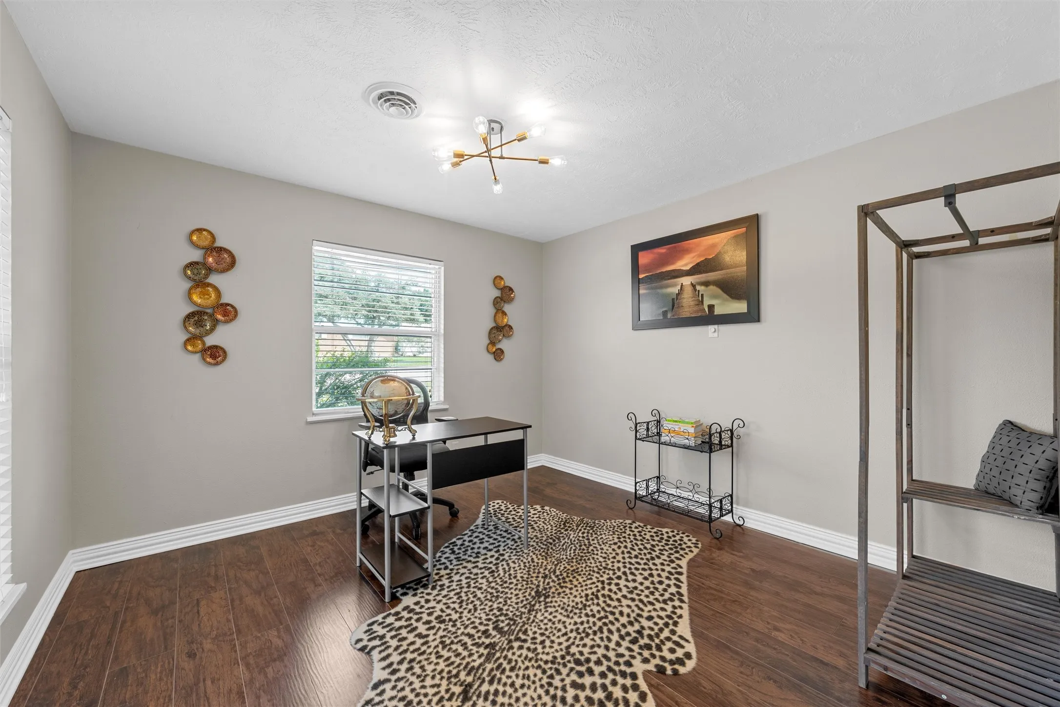 Single Family Residence For Sale in Mc Lennan County , 357 Sharron Drive, Woodway, Texas 76712, 4 Bedroom, 3 Bathroom, Garage spaces, 2,128 Sqft, built in 1960, mls#21297768, Real Estate Agent in Woodway, Homes For Sale in Mc Lennan county, Homes For Sale in Woodway, Realtor in Woodway Texas, Real Estate Brokerage Independent Realty Texas, Luminita Cordes Realtor