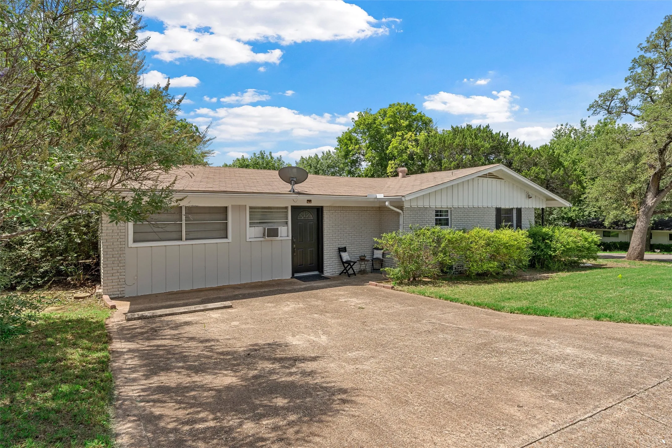 Single Family Residence For Sale in Mc Lennan County , 357 Sharron Drive, Woodway, Texas 76712, 4 Bedroom, 3 Bathroom, Garage spaces, 2,128 Sqft, built in 1960, mls#21297768, Real Estate Agent in Woodway, Homes For Sale in Mc Lennan county, Homes For Sale in Woodway, Realtor in Woodway Texas, Real Estate Brokerage Independent Realty Texas, Luminita Cordes Realtor