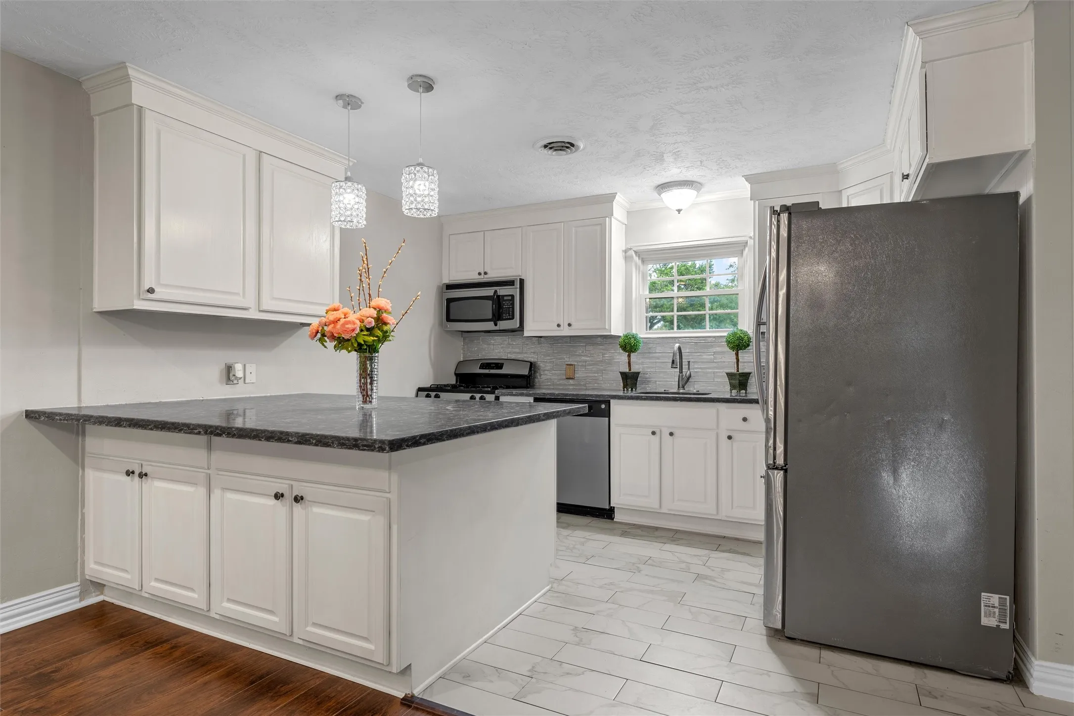 Single Family Residence For Sale in Mc Lennan County , 357 Sharron Drive, Woodway, Texas 76712, 4 Bedroom, 3 Bathroom, Garage spaces, 2,128 Sqft, built in 1960, mls#21297768, Real Estate Agent in Woodway, Homes For Sale in Mc Lennan county, Homes For Sale in Woodway, Realtor in Woodway Texas, Real Estate Brokerage Independent Realty Texas, Luminita Cordes Realtor