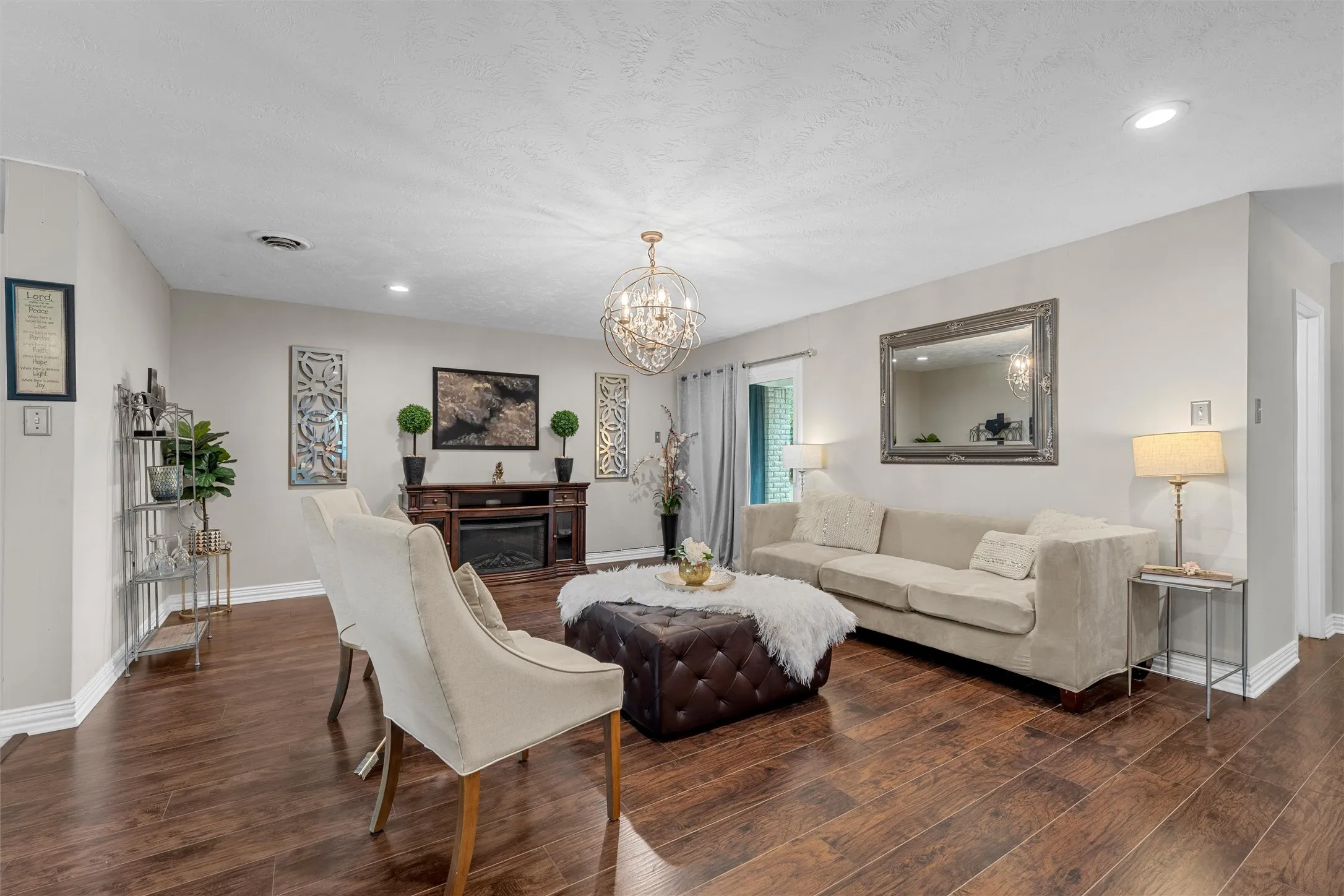 Single Family Residence For Sale in Mc Lennan County , 357 Sharron Drive, Woodway, Texas 76712, 4 Bedroom, 3 Bathroom, Garage spaces, 2,128 Sqft, built in 1960, mls#21297768, Real Estate Agent in Woodway, Homes For Sale in Mc Lennan county, Homes For Sale in Woodway, Realtor in Woodway Texas, Real Estate Brokerage Independent Realty Texas, Luminita Cordes Realtor