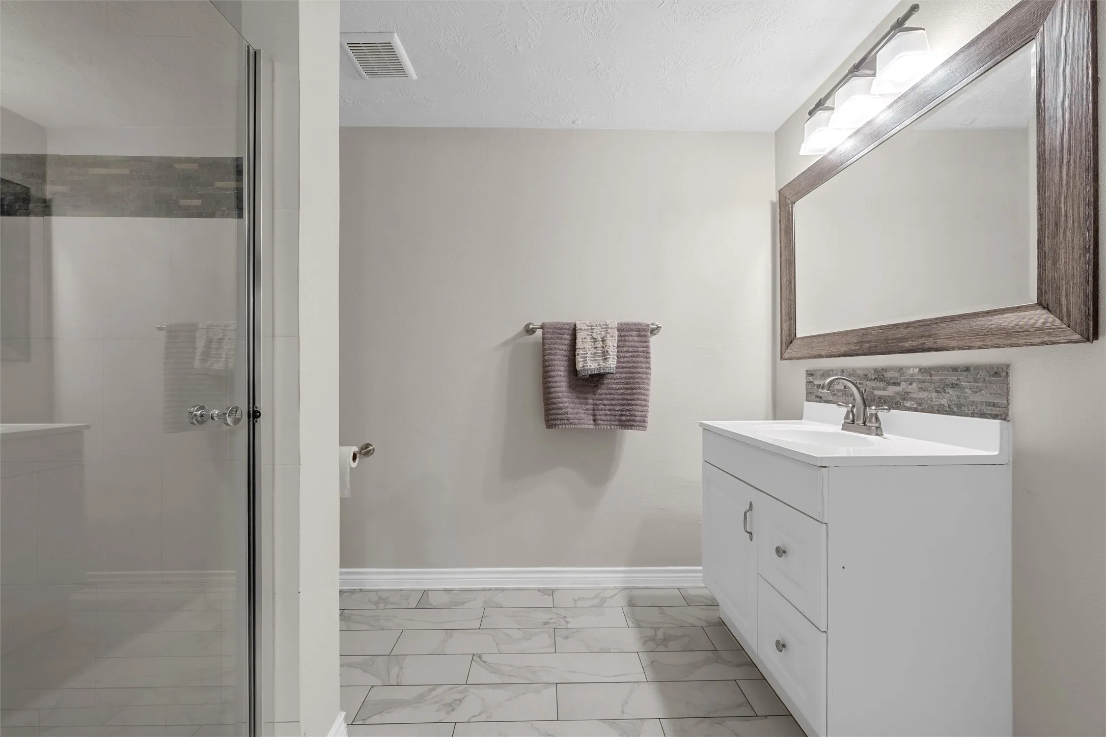 Single Family Residence For Sale in Mc Lennan County , 357 Sharron Drive, Woodway, Texas 76712, 4 Bedroom, 3 Bathroom, Garage spaces, 2,128 Sqft, built in 1960, mls#21297768, Real Estate Agent in Woodway, Homes For Sale in Mc Lennan county, Homes For Sale in Woodway, Realtor in Woodway Texas, Real Estate Brokerage Independent Realty Texas, Luminita Cordes Realtor
