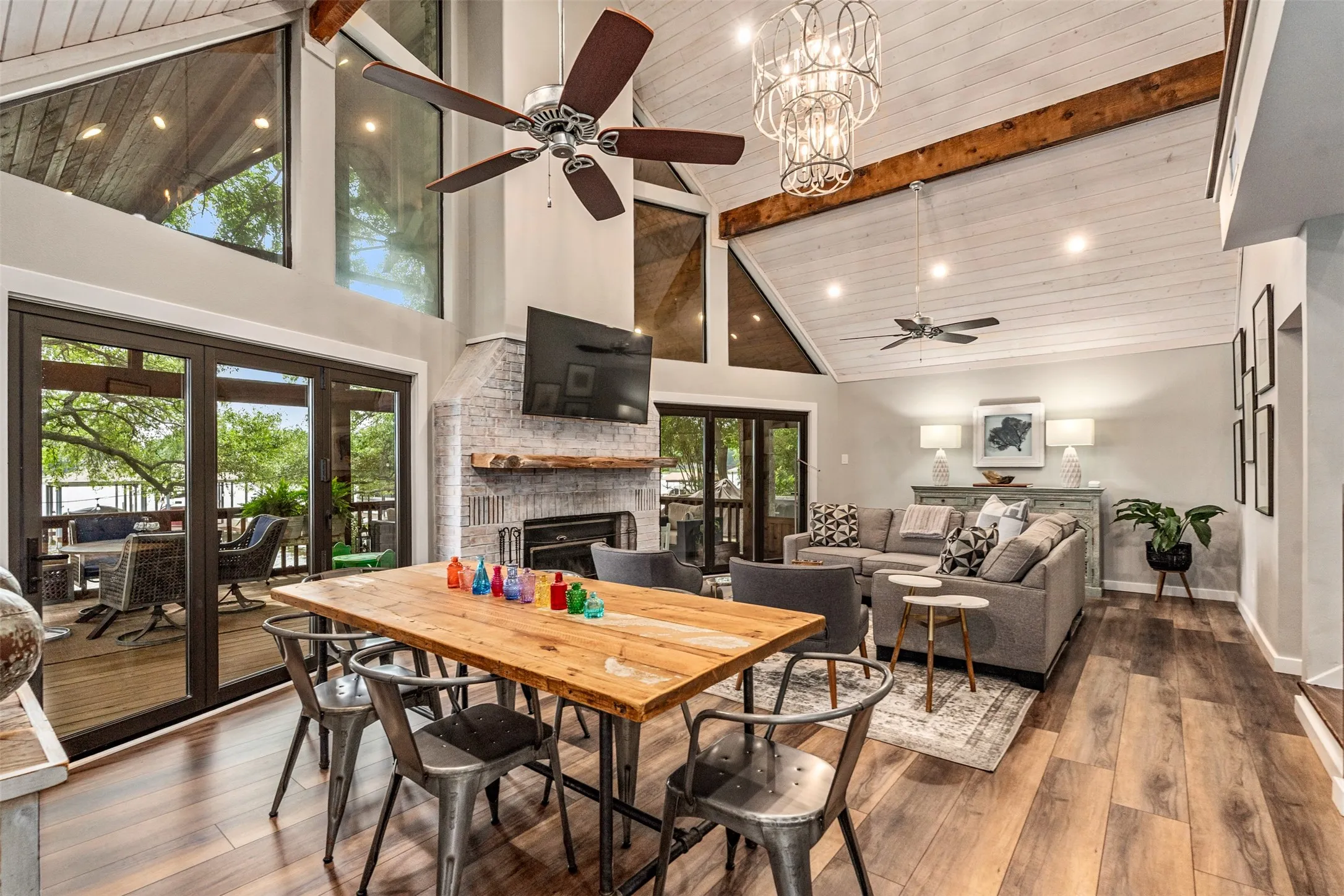 Single Family Residence For Sale in Henderson County , 6949 Terry Trace, Eustace, Texas 75124, 4 Bedroom, 4 Bathroom, 2 Garage spaces, 2,220 Sqft, built in 1985, mls#21297806, Real Estate Agent in Eustace, Homes For Sale in Henderson county, Homes For Sale in Eustace, Realtor in Eustace Texas, Real Estate Brokerage Independent Realty Texas, Luminita Cordes Realtor