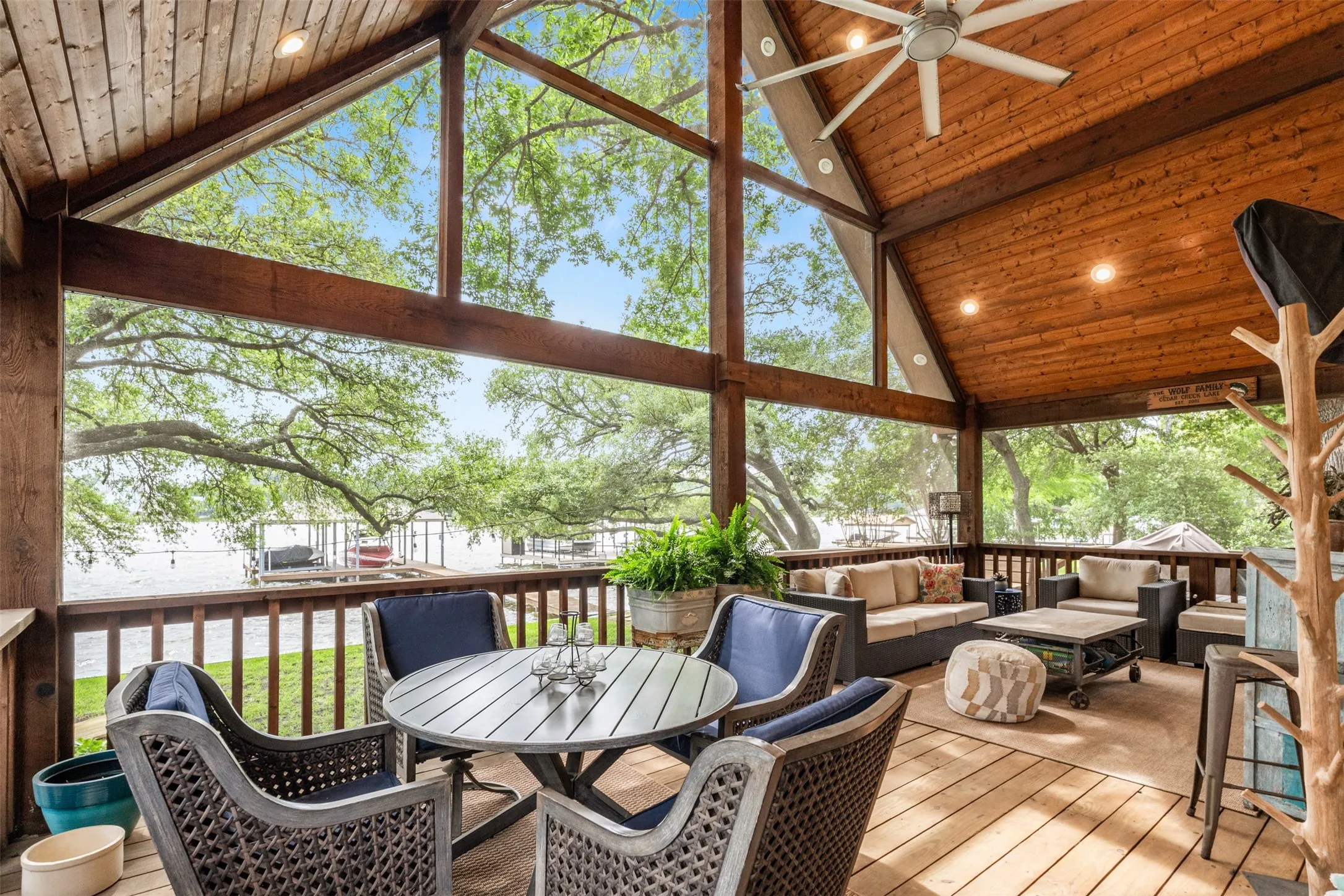 Single Family Residence For Sale in Henderson County , 6949 Terry Trace, Eustace, Texas 75124, 4 Bedroom, 4 Bathroom, 2 Garage spaces, 2,220 Sqft, built in 1985, mls#21297806, Real Estate Agent in Eustace, Homes For Sale in Henderson county, Homes For Sale in Eustace, Realtor in Eustace Texas, Real Estate Brokerage Independent Realty Texas, Luminita Cordes Realtor