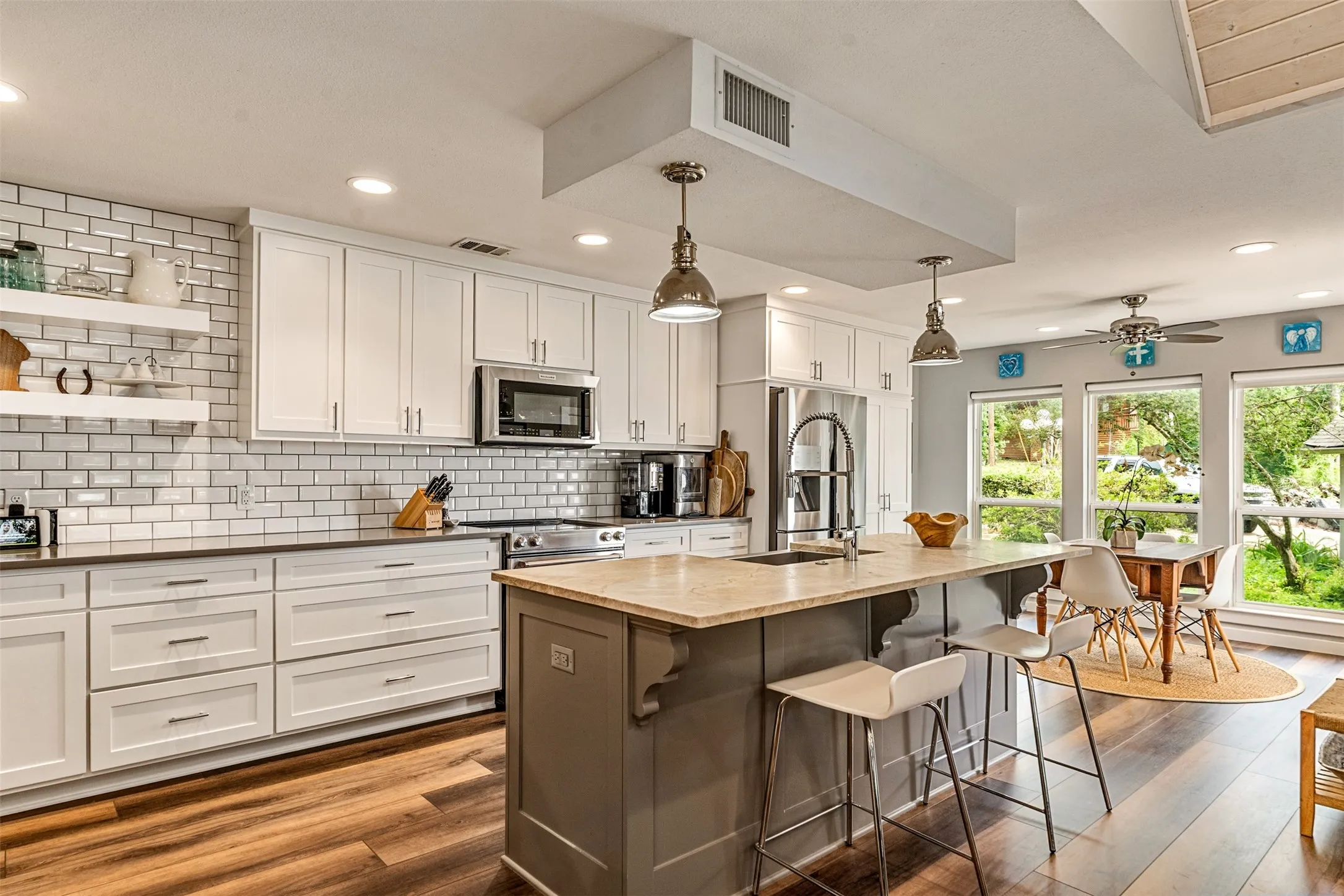 Single Family Residence For Sale in Henderson County , 6949 Terry Trace, Eustace, Texas 75124, 4 Bedroom, 4 Bathroom, 2 Garage spaces, 2,220 Sqft, built in 1985, mls#21297806, Real Estate Agent in Eustace, Homes For Sale in Henderson county, Homes For Sale in Eustace, Realtor in Eustace Texas, Real Estate Brokerage Independent Realty Texas, Luminita Cordes Realtor