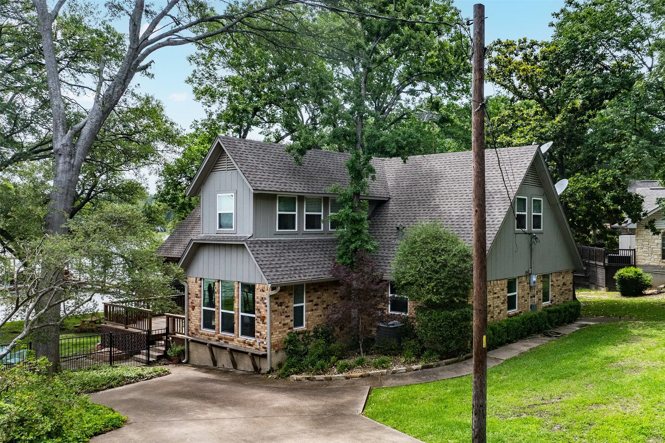 Single Family Residence For Sale in Henderson County , 6949 Terry Trace, Eustace, Texas 75124, 4 Bedroom, 4 Bathroom, 2 Garage spaces, 2,220 Sqft, built in 1985, mls#21297806, Real Estate Agent in Eustace, Homes For Sale in Henderson county, Homes For Sale in Eustace, Realtor in Eustace Texas, Real Estate Brokerage Independent Realty Texas, Luminita Cordes Realtor