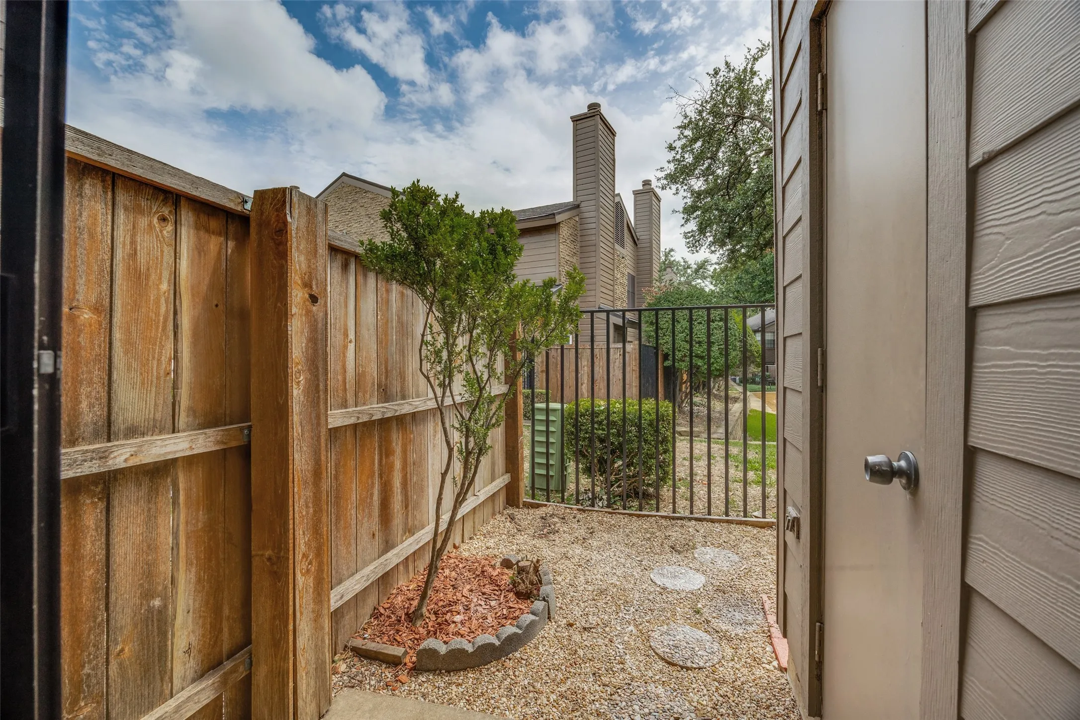 Single Family Residence For Sale in Dallas County , 333 Melrose Drive 35D, Richardson, Texas 75080, 2 Bedroom, 3 Bathroom, Garage spaces, 1,161 Sqft, built in 1981, mls#21297687, Real Estate Agent in Richardson, Homes For Sale in Dallas county, Homes For Sale in Richardson, Realtor in Richardson Texas, Real Estate Brokerage Independent Realty Texas, Luminita Cordes Realtor
