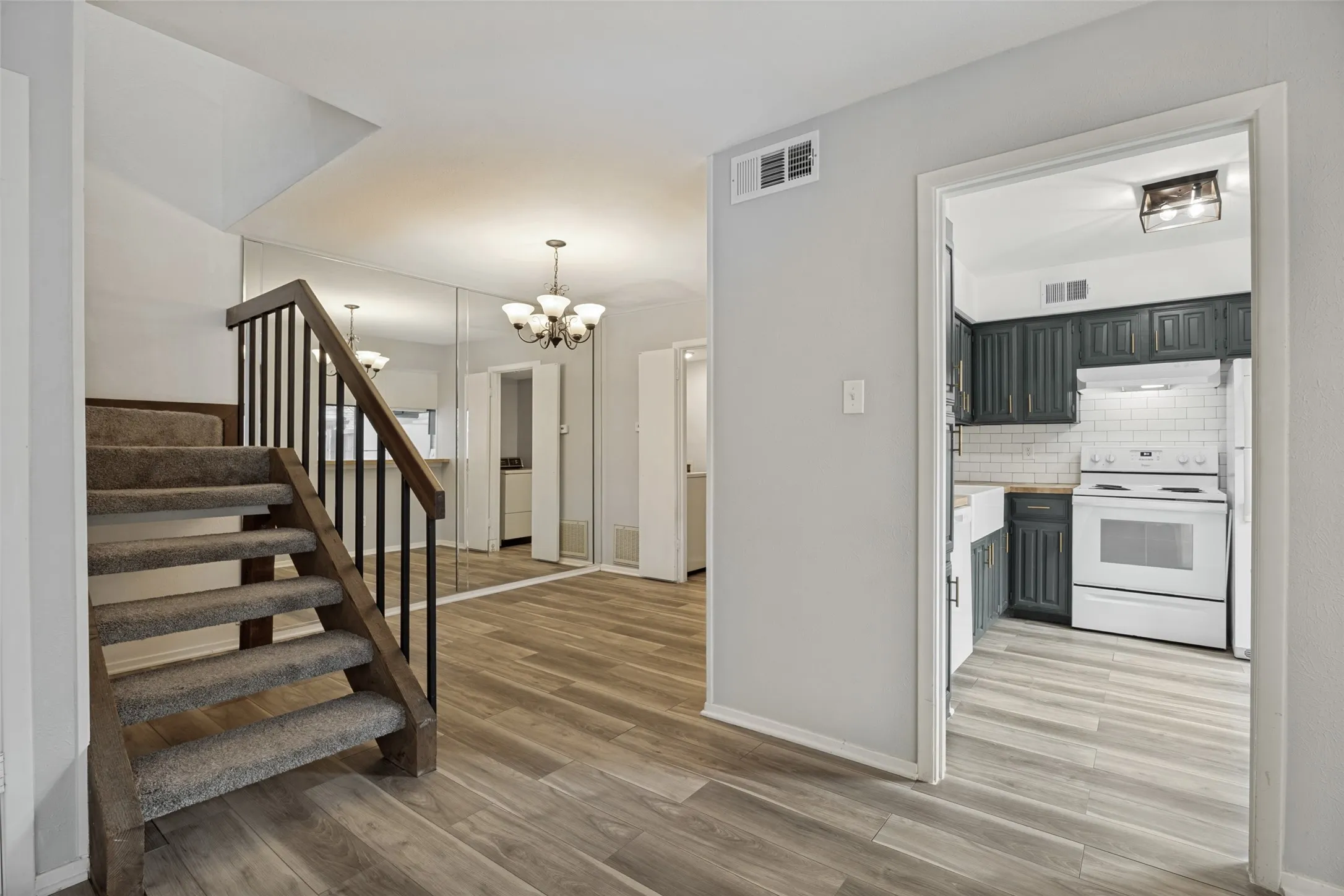 Single Family Residence For Sale in Dallas County , 333 Melrose Drive 35D, Richardson, Texas 75080, 2 Bedroom, 3 Bathroom, Garage spaces, 1,161 Sqft, built in 1981, mls#21297687, Real Estate Agent in Richardson, Homes For Sale in Dallas county, Homes For Sale in Richardson, Realtor in Richardson Texas, Real Estate Brokerage Independent Realty Texas, Luminita Cordes Realtor