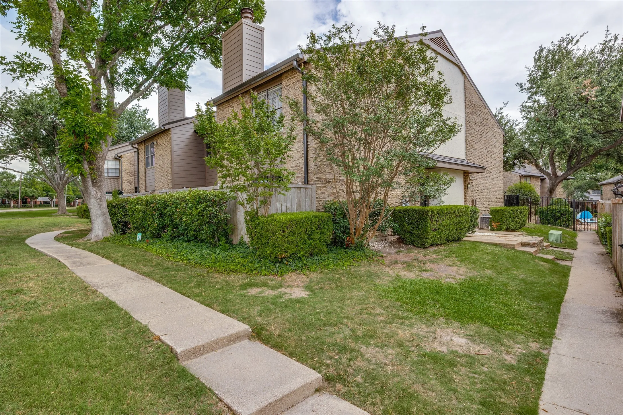 Single Family Residence For Sale in Dallas County , 333 Melrose Drive 35D, Richardson, Texas 75080, 2 Bedroom, 3 Bathroom, Garage spaces, 1,161 Sqft, built in 1981, mls#21297687, Real Estate Agent in Richardson, Homes For Sale in Dallas county, Homes For Sale in Richardson, Realtor in Richardson Texas, Real Estate Brokerage Independent Realty Texas, Luminita Cordes Realtor