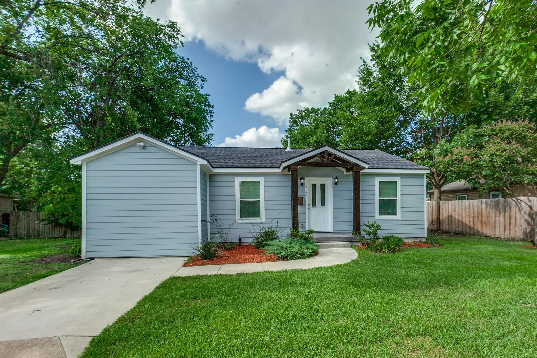 Single Family Residence For Sale in Dallas County , 617 Cedar Drive, Garland, Texas 75040, 3 Bedroom, 2 Bathroom, Garage spaces, 1,150 Sqft, built in 1949, Price $270,000, mls#21297233, Real Estate Agent in Garland, Homes For Sale in Dallas county, Homes For Sale in Garland, Realtor in Garland Texas, Real Estate Brokerage Independent Realty Texas, Luminita Cordes Realtor