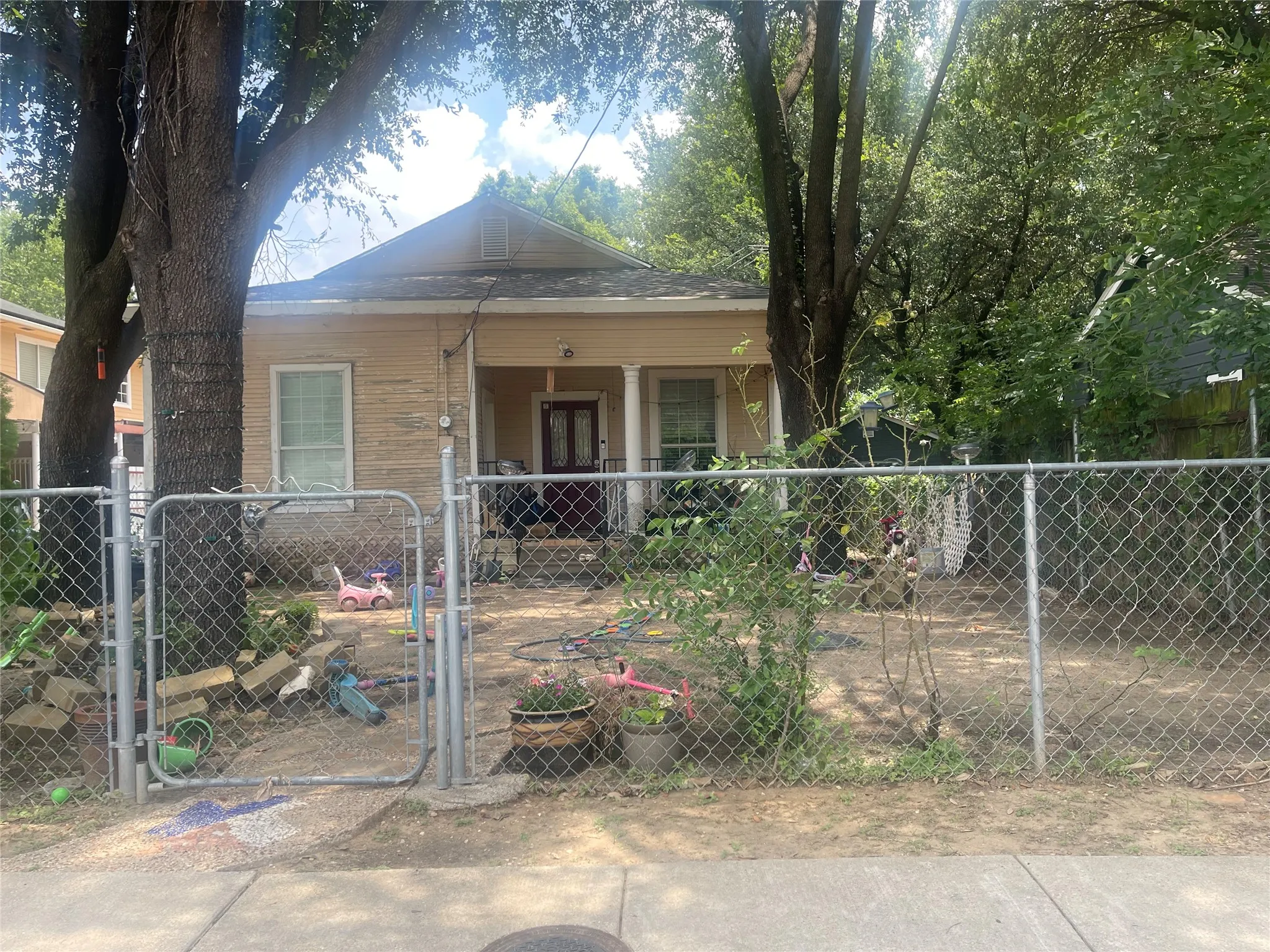 Single Family Residence For Sale in Dallas County , 4118 Ranger Drive, Dallas, Texas 75212, 3 Bedroom, 1 Bathroom, Garage spaces, 882 Sqft, built in 1940, mls#21297921, Real Estate Agent in Dallas, Homes For Sale in Dallas county, Homes For Sale in Dallas, Realtor in Dallas Texas, Real Estate Brokerage Independent Realty Texas, Luminita Cordes Realtor