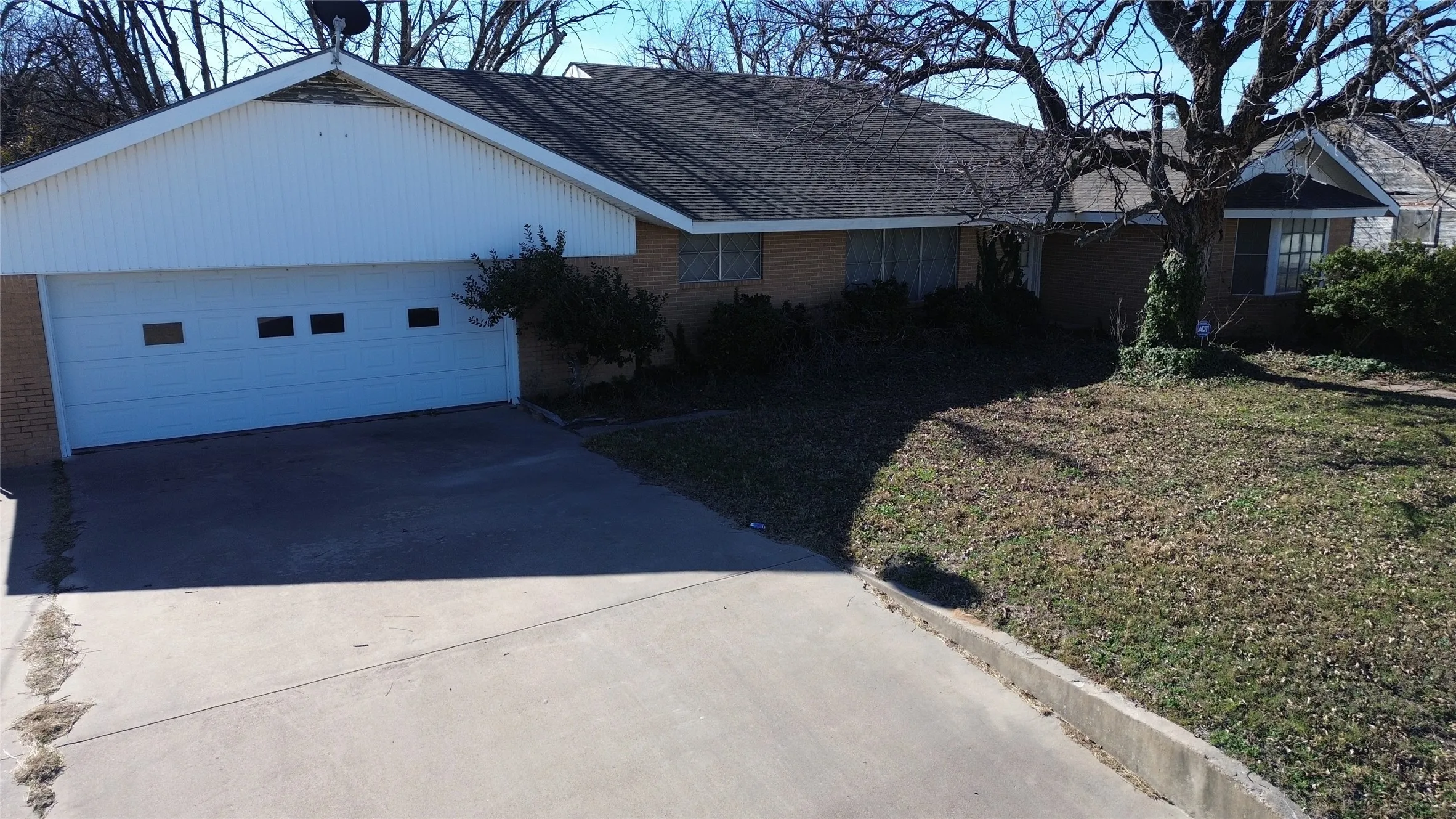 Single Family Residence For Sale in Comanche County , 1306 E Central, Comanche, Texas 76442, 3 Bedroom, 2 Bathroom, 2 Garage spaces, 2,625 Sqft, built in 1965, mls#21297928, Real Estate Agent in Comanche, Homes For Sale in Comanche county, Homes For Sale in Comanche, Realtor in Comanche Texas, Real Estate Brokerage Independent Realty Texas, Luminita Cordes Realtor