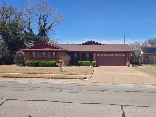 Single Family Residence For Sale in Wichita County , 810 S Preston Road, Burkburnett, Texas 76354, 3 Bedroom, 3 Bathroom, 2 Garage spaces, 2,259 Sqft, built in 1959, mls#21275503, Real Estate Agent in Burkburnett, Homes For Sale in Wichita county, Homes For Sale in Burkburnett, Realtor in Burkburnett Texas, Real Estate Brokerage Independent Realty Texas, Luminita Cordes Realtor