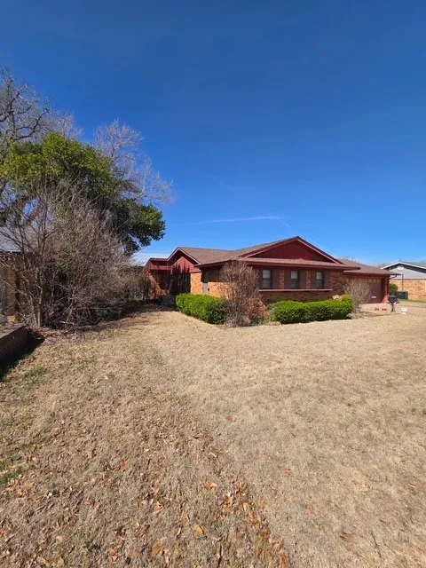 Single Family Residence For Sale in Wichita County , 810 S Preston Road, Burkburnett, Texas 76354, 3 Bedroom, 3 Bathroom, 2 Garage spaces, 2,259 Sqft, built in 1959, mls#21275503, Real Estate Agent in Burkburnett, Homes For Sale in Wichita county, Homes For Sale in Burkburnett, Realtor in Burkburnett Texas, Real Estate Brokerage Independent Realty Texas, Luminita Cordes Realtor
