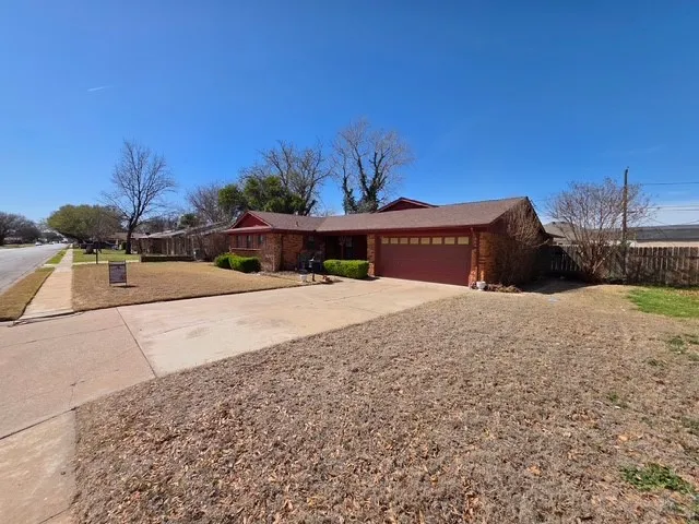 Single Family Residence For Sale in Wichita County , 810 S Preston Road, Burkburnett, Texas 76354, 3 Bedroom, 3 Bathroom, 2 Garage spaces, 2,259 Sqft, built in 1959, mls#21275503, Real Estate Agent in Burkburnett, Homes For Sale in Wichita county, Homes For Sale in Burkburnett, Realtor in Burkburnett Texas, Real Estate Brokerage Independent Realty Texas, Luminita Cordes Realtor