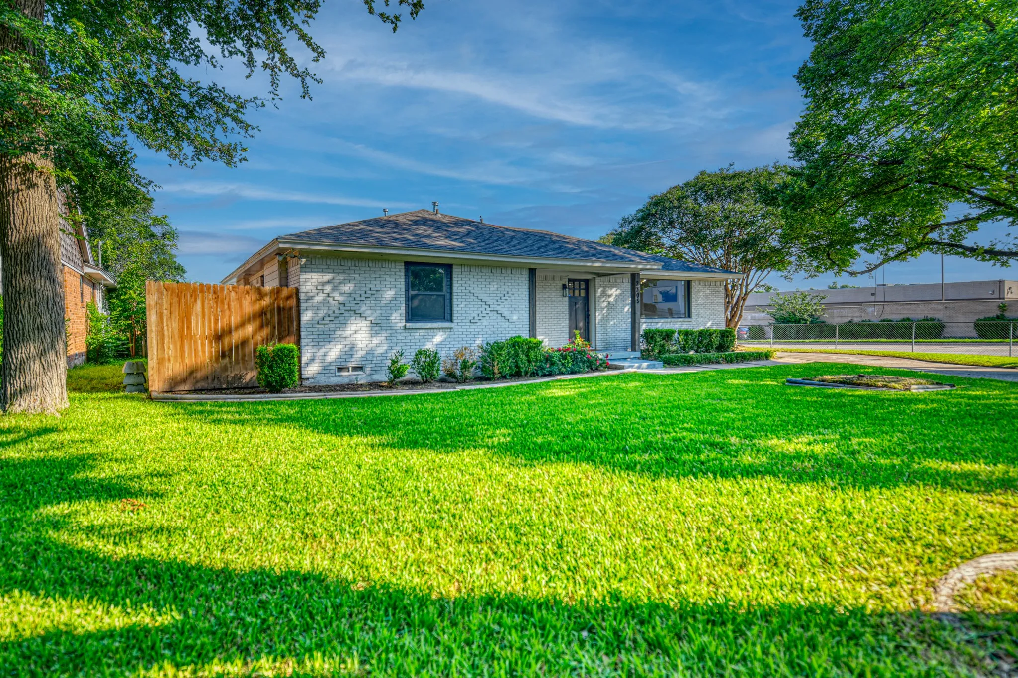 Single Family Residence For Sale in Dallas County , 2305 Fenestra Drive, Dallas, Texas 75228, 3 Bedroom, 3 Bathroom, 2 Garage spaces, 1,740 Sqft, built in 1960, mls#21294669, Real Estate Agent in Dallas, Homes For Sale in Dallas county, Homes For Sale in Dallas, Realtor in Dallas Texas, Real Estate Brokerage Independent Realty Texas, Luminita Cordes Realtor