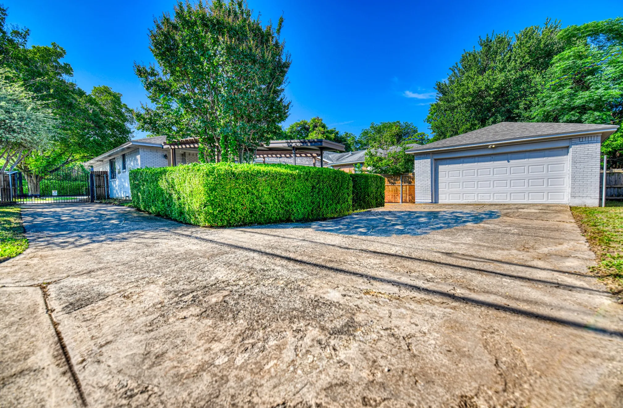 Single Family Residence For Sale in Dallas County , 2305 Fenestra Drive, Dallas, Texas 75228, 3 Bedroom, 3 Bathroom, 2 Garage spaces, 1,740 Sqft, built in 1960, mls#21294669, Real Estate Agent in Dallas, Homes For Sale in Dallas county, Homes For Sale in Dallas, Realtor in Dallas Texas, Real Estate Brokerage Independent Realty Texas, Luminita Cordes Realtor
