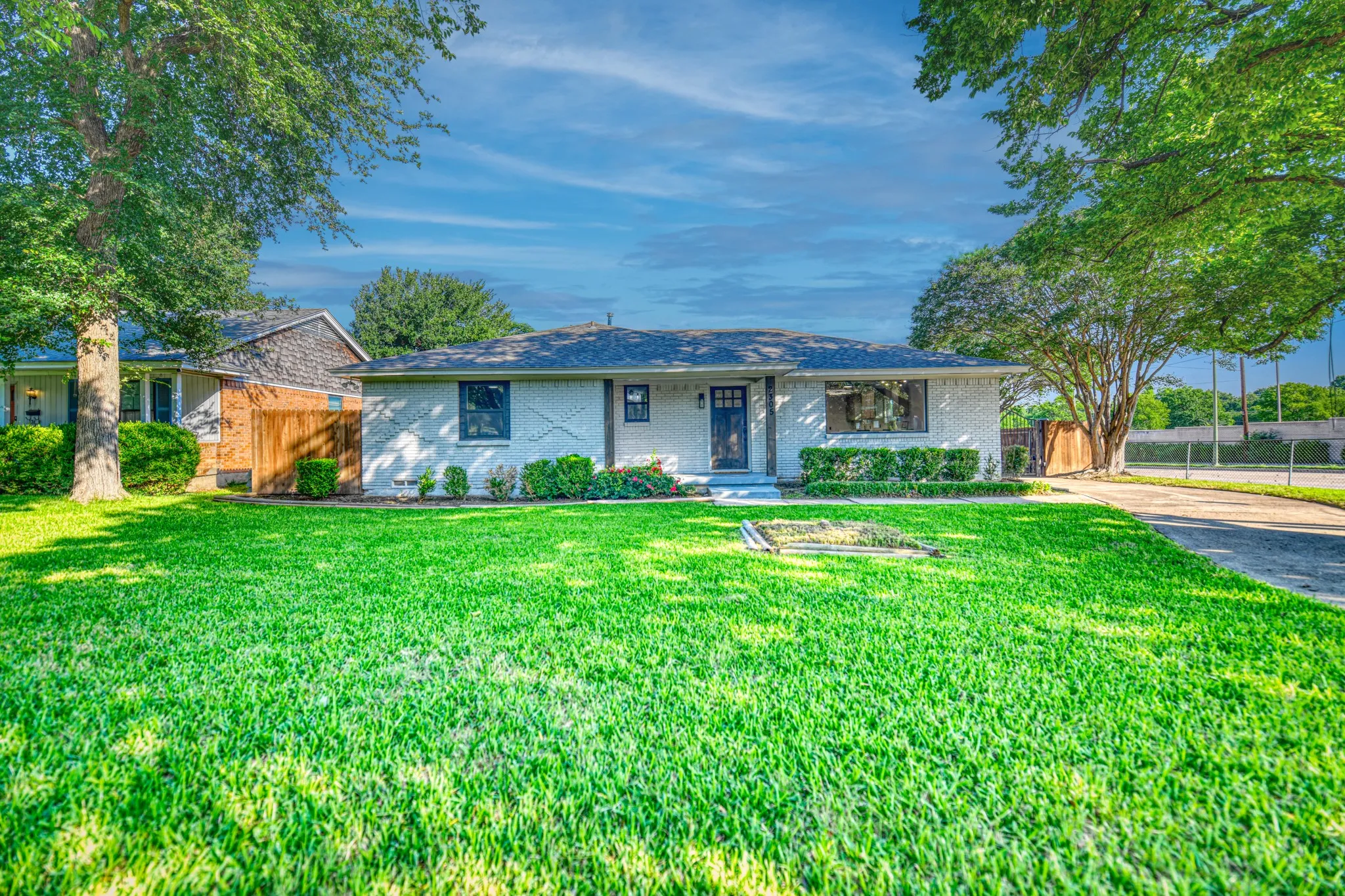Single Family Residence For Sale in Dallas County , 2305 Fenestra Drive, Dallas, Texas 75228, 3 Bedroom, 3 Bathroom, 2 Garage spaces, 1,740 Sqft, built in 1960, mls#21294669, Real Estate Agent in Dallas, Homes For Sale in Dallas county, Homes For Sale in Dallas, Realtor in Dallas Texas, Real Estate Brokerage Independent Realty Texas, Luminita Cordes Realtor