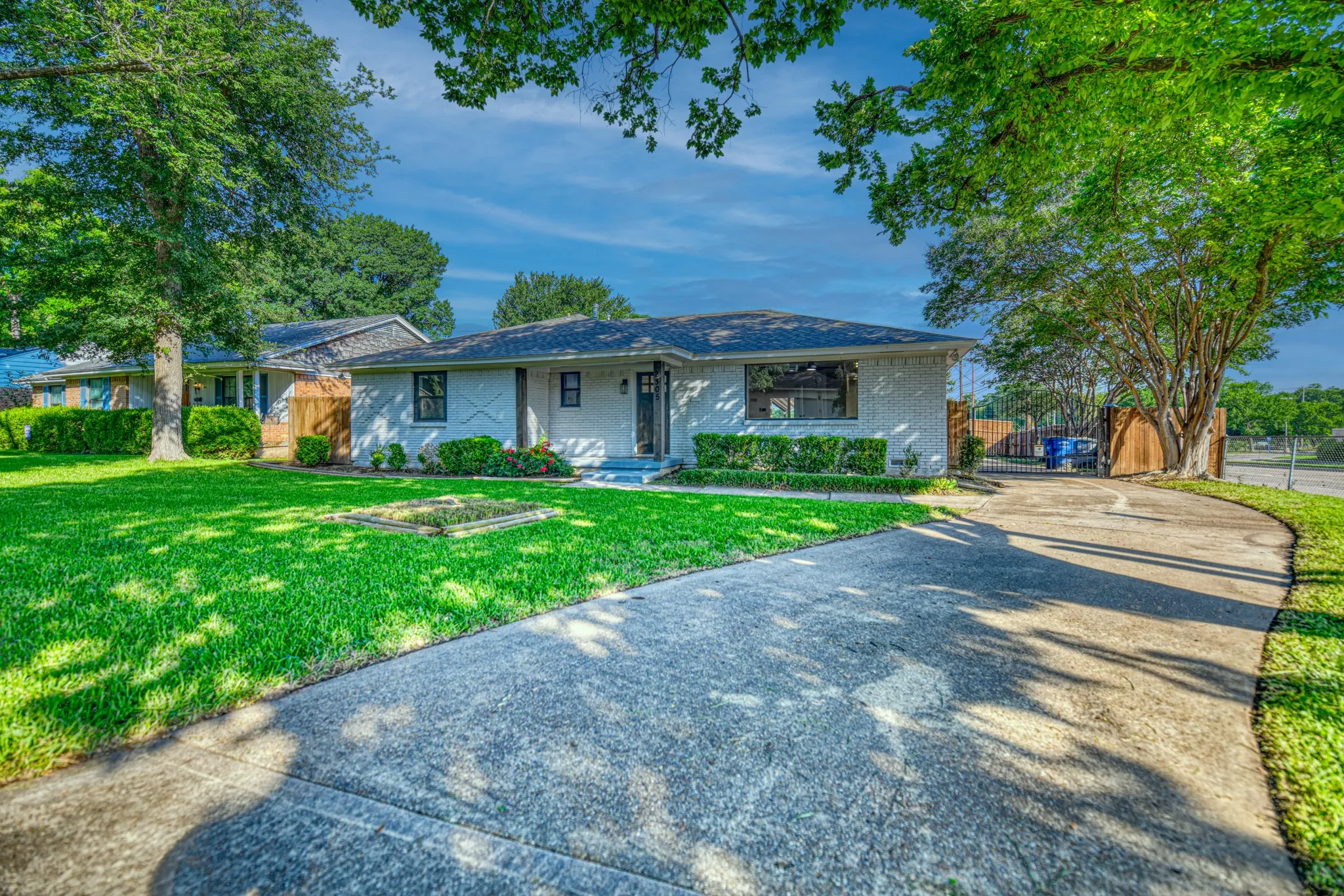 Single Family Residence For Sale in Dallas County , 2305 Fenestra Drive, Dallas, Texas 75228, 3 Bedroom, 3 Bathroom, 2 Garage spaces, 1,740 Sqft, built in 1960, mls#21294669, Real Estate Agent in Dallas, Homes For Sale in Dallas county, Homes For Sale in Dallas, Realtor in Dallas Texas, Real Estate Brokerage Independent Realty Texas, Luminita Cordes Realtor