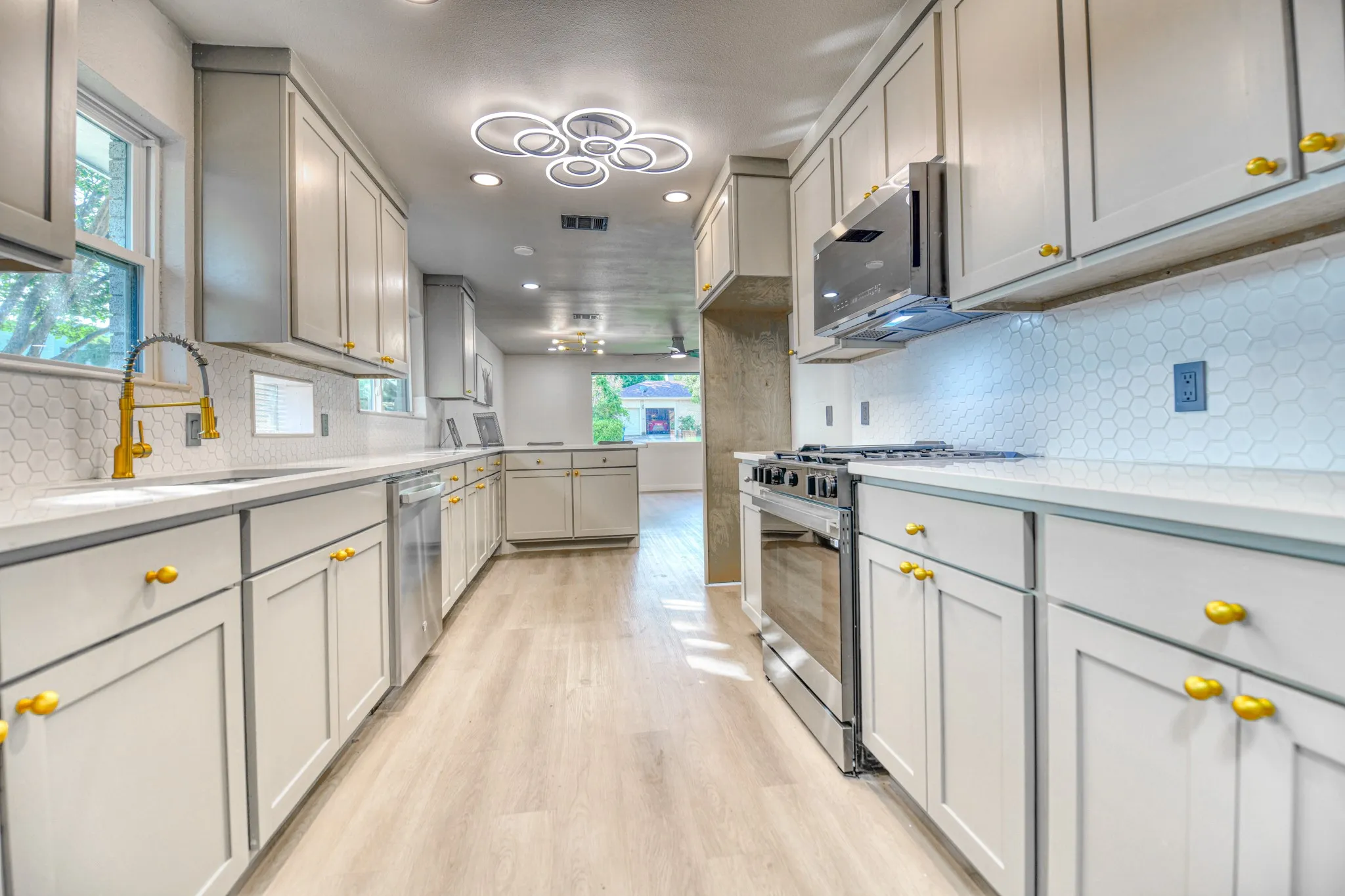 Single Family Residence For Sale in Dallas County , 2305 Fenestra Drive, Dallas, Texas 75228, 3 Bedroom, 3 Bathroom, 2 Garage spaces, 1,740 Sqft, built in 1960, mls#21294669, Real Estate Agent in Dallas, Homes For Sale in Dallas county, Homes For Sale in Dallas, Realtor in Dallas Texas, Real Estate Brokerage Independent Realty Texas, Luminita Cordes Realtor