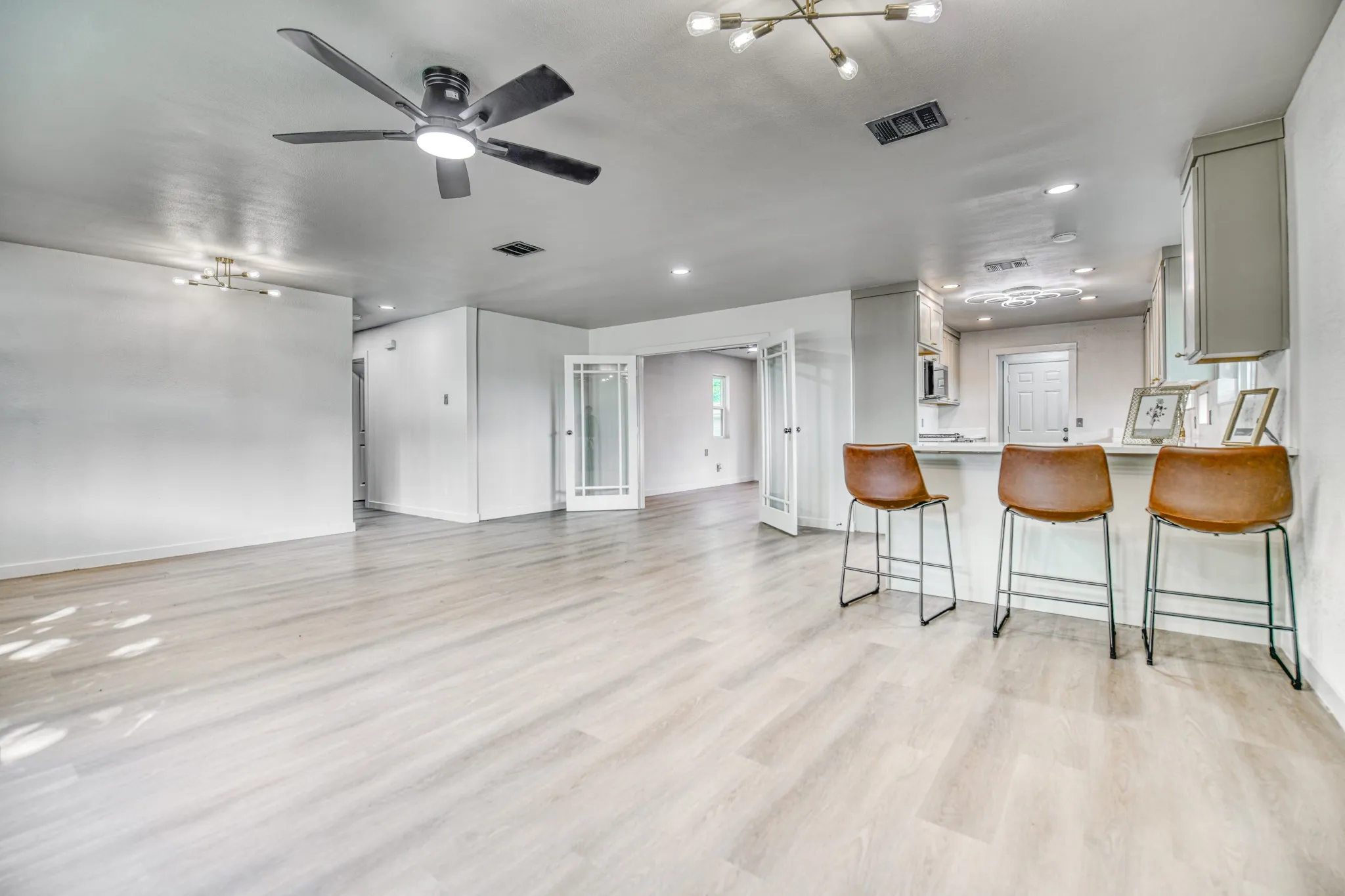 Single Family Residence For Sale in Dallas County , 2305 Fenestra Drive, Dallas, Texas 75228, 3 Bedroom, 3 Bathroom, 2 Garage spaces, 1,740 Sqft, built in 1960, mls#21294669, Real Estate Agent in Dallas, Homes For Sale in Dallas county, Homes For Sale in Dallas, Realtor in Dallas Texas, Real Estate Brokerage Independent Realty Texas, Luminita Cordes Realtor