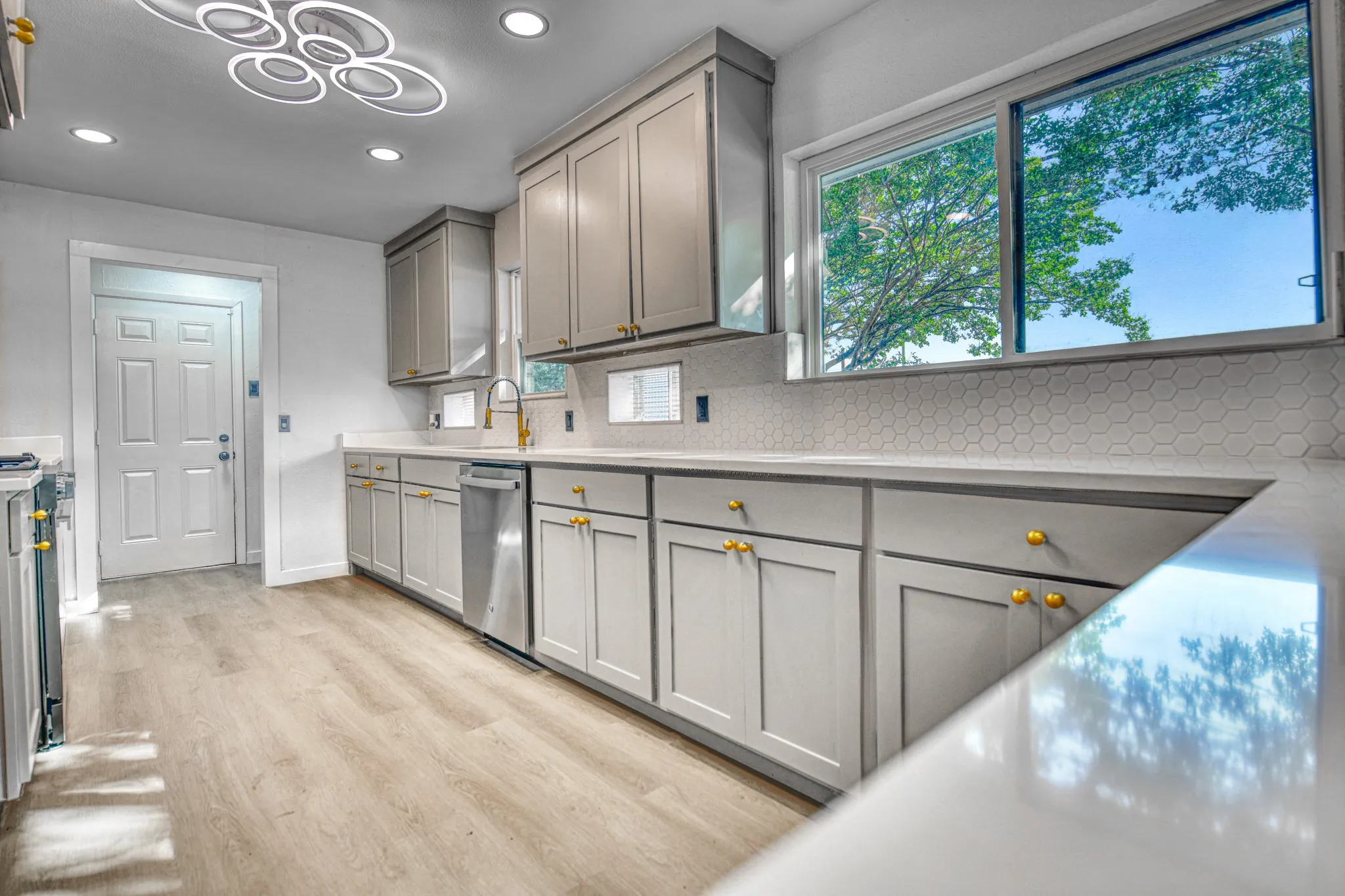 Single Family Residence For Sale in Dallas County , 2305 Fenestra Drive, Dallas, Texas 75228, 3 Bedroom, 3 Bathroom, 2 Garage spaces, 1,740 Sqft, built in 1960, mls#21294669, Real Estate Agent in Dallas, Homes For Sale in Dallas county, Homes For Sale in Dallas, Realtor in Dallas Texas, Real Estate Brokerage Independent Realty Texas, Luminita Cordes Realtor