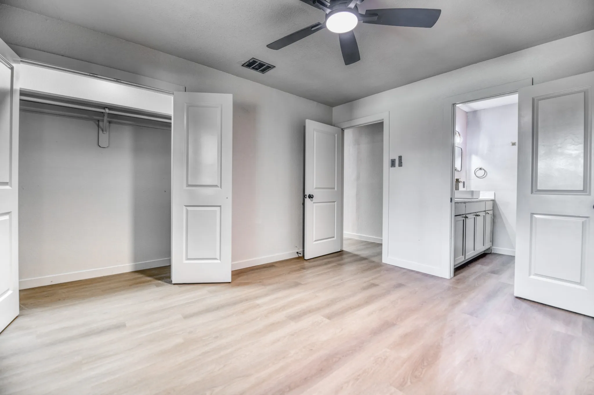 Single Family Residence For Sale in Dallas County , 2305 Fenestra Drive, Dallas, Texas 75228, 3 Bedroom, 3 Bathroom, 2 Garage spaces, 1,740 Sqft, built in 1960, mls#21294669, Real Estate Agent in Dallas, Homes For Sale in Dallas county, Homes For Sale in Dallas, Realtor in Dallas Texas, Real Estate Brokerage Independent Realty Texas, Luminita Cordes Realtor