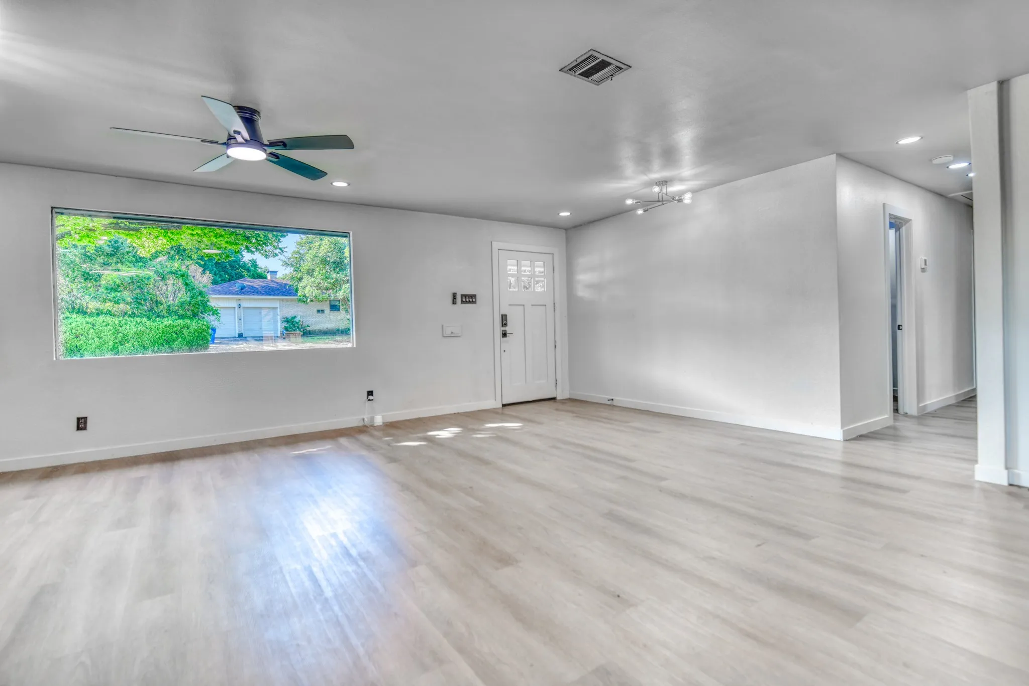 Single Family Residence For Sale in Dallas County , 2305 Fenestra Drive, Dallas, Texas 75228, 3 Bedroom, 3 Bathroom, 2 Garage spaces, 1,740 Sqft, built in 1960, mls#21294669, Real Estate Agent in Dallas, Homes For Sale in Dallas county, Homes For Sale in Dallas, Realtor in Dallas Texas, Real Estate Brokerage Independent Realty Texas, Luminita Cordes Realtor