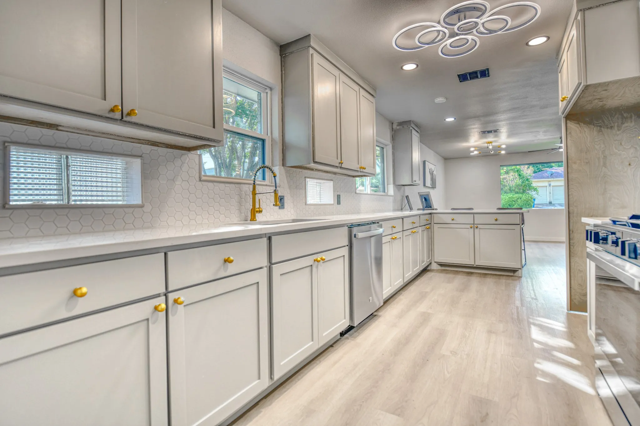 Single Family Residence For Sale in Dallas County , 2305 Fenestra Drive, Dallas, Texas 75228, 3 Bedroom, 3 Bathroom, 2 Garage spaces, 1,740 Sqft, built in 1960, mls#21294669, Real Estate Agent in Dallas, Homes For Sale in Dallas county, Homes For Sale in Dallas, Realtor in Dallas Texas, Real Estate Brokerage Independent Realty Texas, Luminita Cordes Realtor