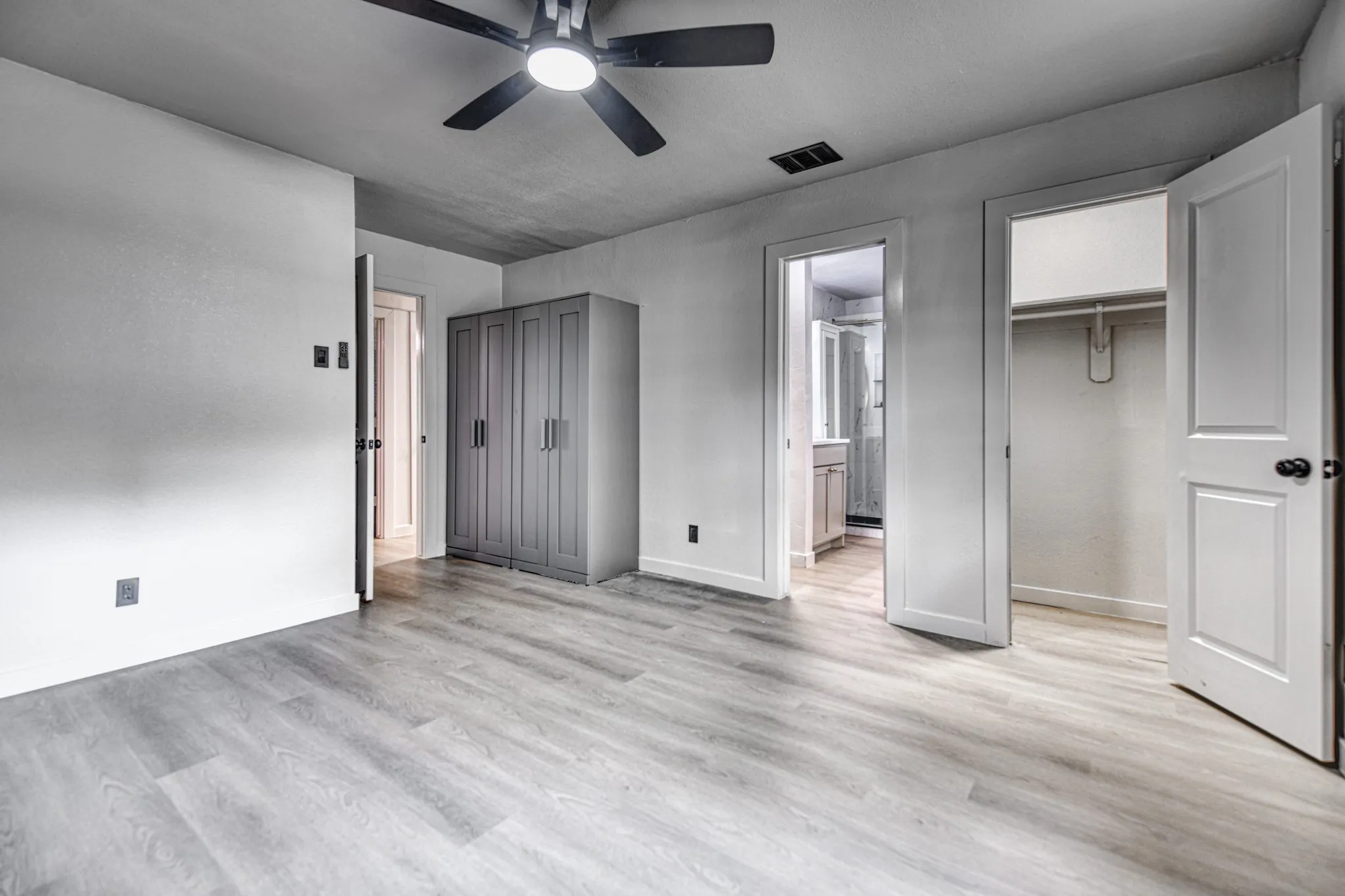 Single Family Residence For Sale in Dallas County , 2305 Fenestra Drive, Dallas, Texas 75228, 3 Bedroom, 3 Bathroom, 2 Garage spaces, 1,740 Sqft, built in 1960, mls#21294669, Real Estate Agent in Dallas, Homes For Sale in Dallas county, Homes For Sale in Dallas, Realtor in Dallas Texas, Real Estate Brokerage Independent Realty Texas, Luminita Cordes Realtor