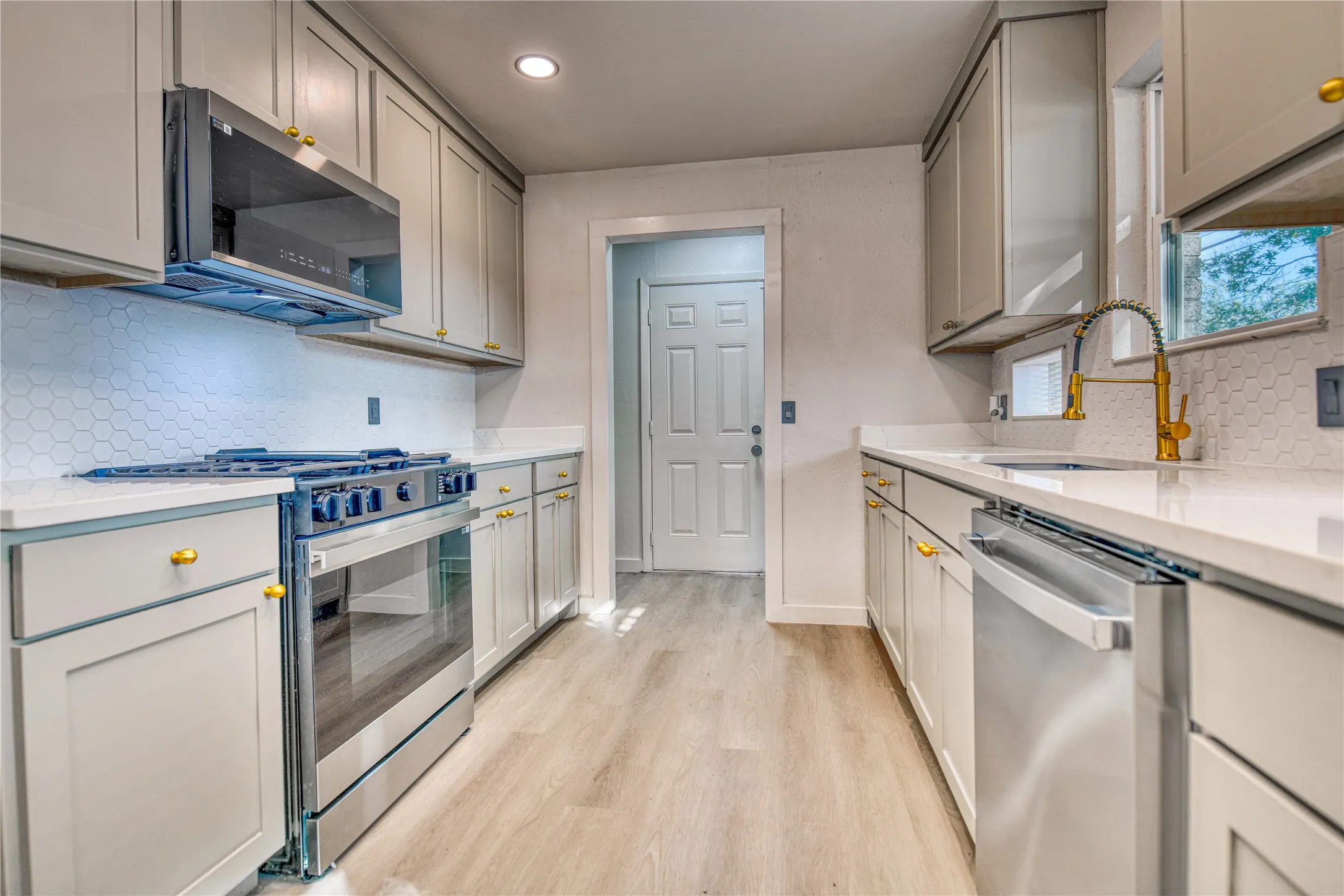 Single Family Residence For Sale in Dallas County , 2305 Fenestra Drive, Dallas, Texas 75228, 3 Bedroom, 3 Bathroom, 2 Garage spaces, 1,740 Sqft, built in 1960, mls#21294669, Real Estate Agent in Dallas, Homes For Sale in Dallas county, Homes For Sale in Dallas, Realtor in Dallas Texas, Real Estate Brokerage Independent Realty Texas, Luminita Cordes Realtor