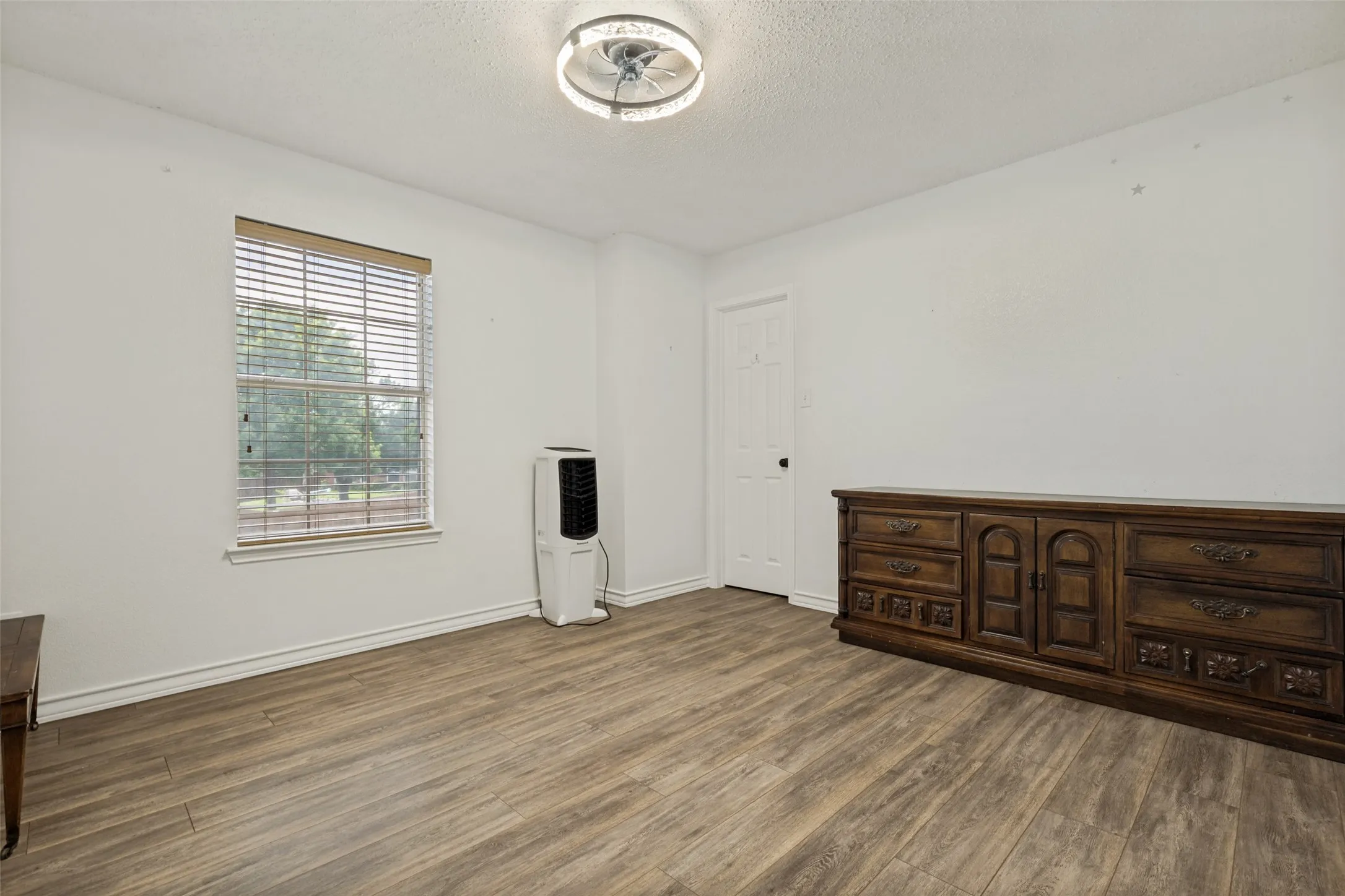 Single Family Residence For Sale in Denton County , 2501 Great Bear Lane, Denton, Texas 76210, 4 Bedroom, 3 Bathroom, 2 Garage spaces, 3,046 Sqft, built in 2001, mls#21290910, Real Estate Agent in Denton, Homes For Sale in Denton county, Homes For Sale in Denton, Realtor in Denton Texas, Real Estate Brokerage Independent Realty Texas, Luminita Cordes Realtor