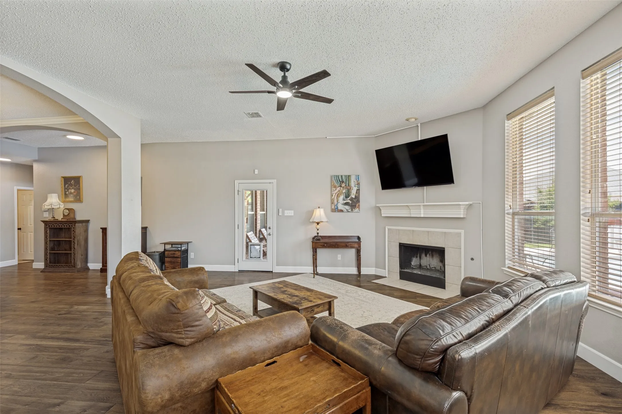 Single Family Residence For Sale in Denton County , 2501 Great Bear Lane, Denton, Texas 76210, 4 Bedroom, 3 Bathroom, 2 Garage spaces, 3,046 Sqft, built in 2001, mls#21290910, Real Estate Agent in Denton, Homes For Sale in Denton county, Homes For Sale in Denton, Realtor in Denton Texas, Real Estate Brokerage Independent Realty Texas, Luminita Cordes Realtor