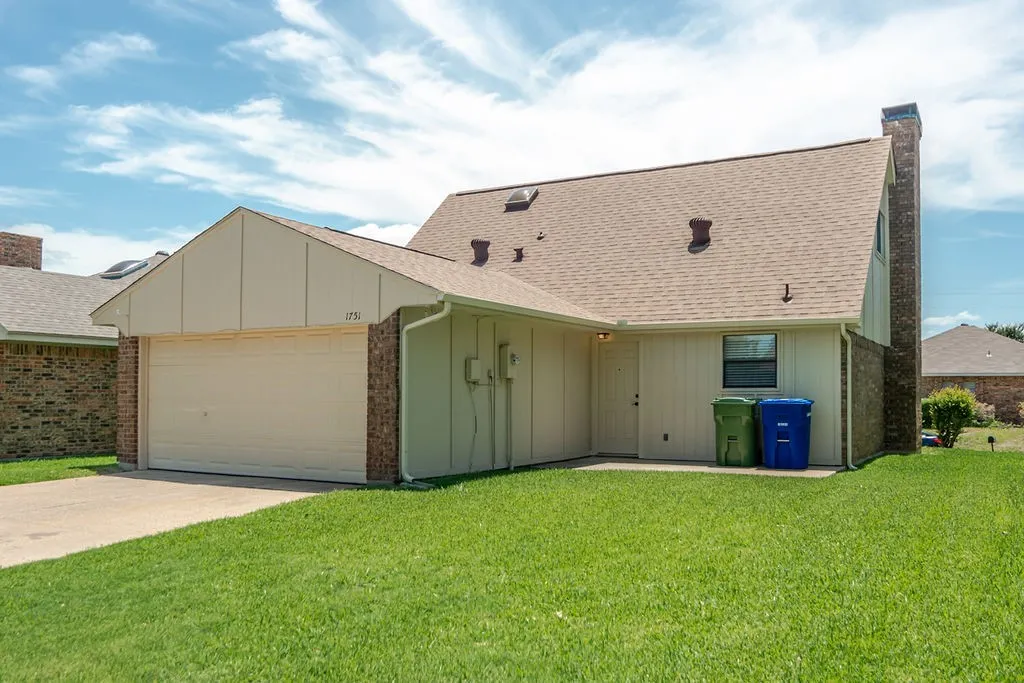 Single Family Residence For Sale in Denton County , 1751 Northview, Carrollton, Texas 75007, 3 Bedroom, 2 Bathroom, 2 Garage spaces, 1,377 Sqft, built in 1983, mls#21295772, Real Estate Agent in Carrollton, Homes For Sale in Denton county, Homes For Sale in Carrollton, Realtor in Carrollton Texas, Real Estate Brokerage Independent Realty Texas, Luminita Cordes Realtor