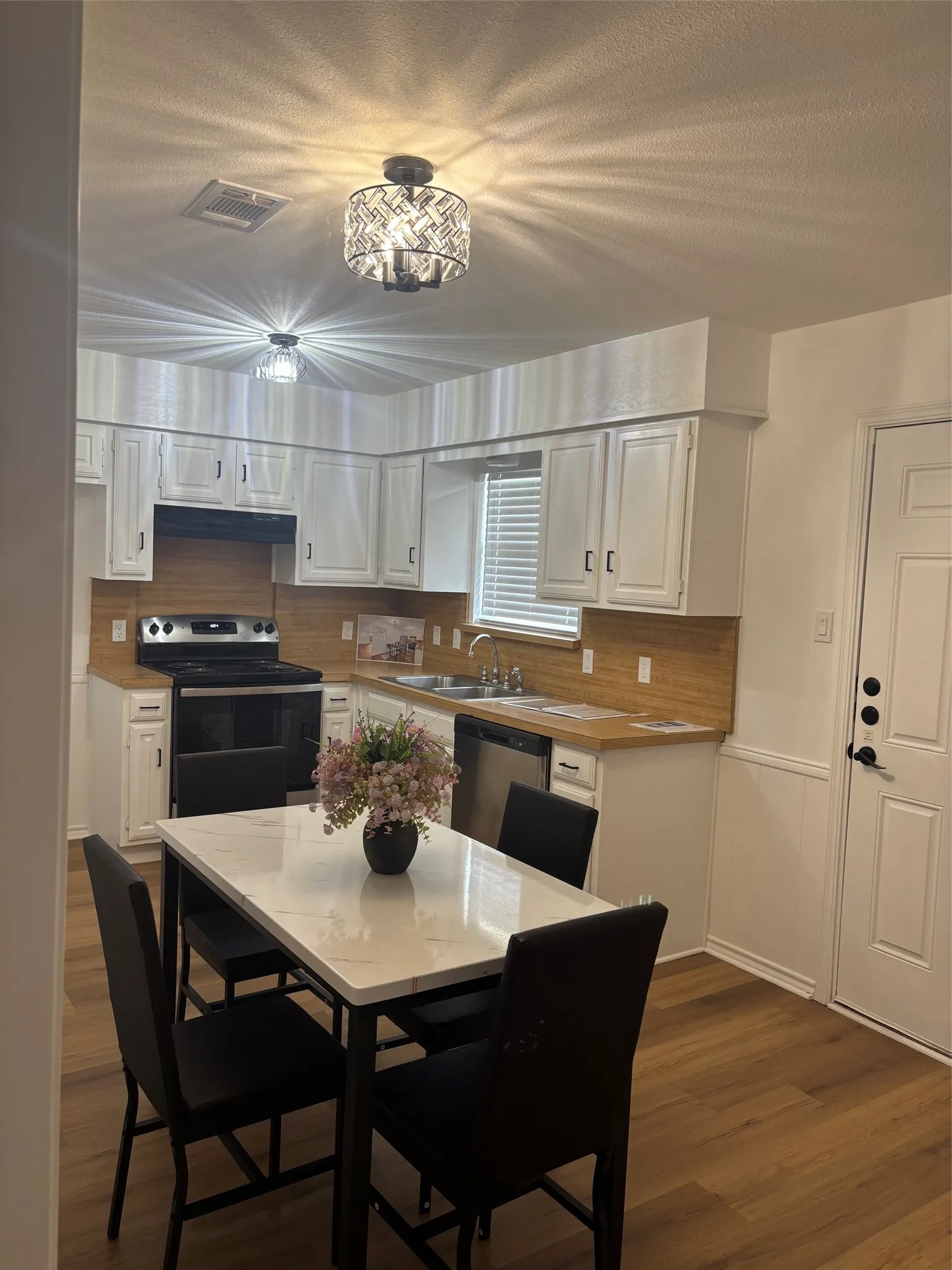 Single Family Residence For Sale in Denton County , 1751 Northview, Carrollton, Texas 75007, 3 Bedroom, 2 Bathroom, 2 Garage spaces, 1,377 Sqft, built in 1983, mls#21295772, Real Estate Agent in Carrollton, Homes For Sale in Denton county, Homes For Sale in Carrollton, Realtor in Carrollton Texas, Real Estate Brokerage Independent Realty Texas, Luminita Cordes Realtor
