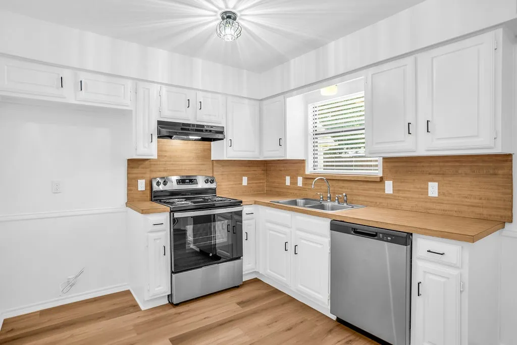 Single Family Residence For Sale in Denton County , 1751 Northview, Carrollton, Texas 75007, 3 Bedroom, 2 Bathroom, 2 Garage spaces, 1,377 Sqft, built in 1983, mls#21295772, Real Estate Agent in Carrollton, Homes For Sale in Denton county, Homes For Sale in Carrollton, Realtor in Carrollton Texas, Real Estate Brokerage Independent Realty Texas, Luminita Cordes Realtor