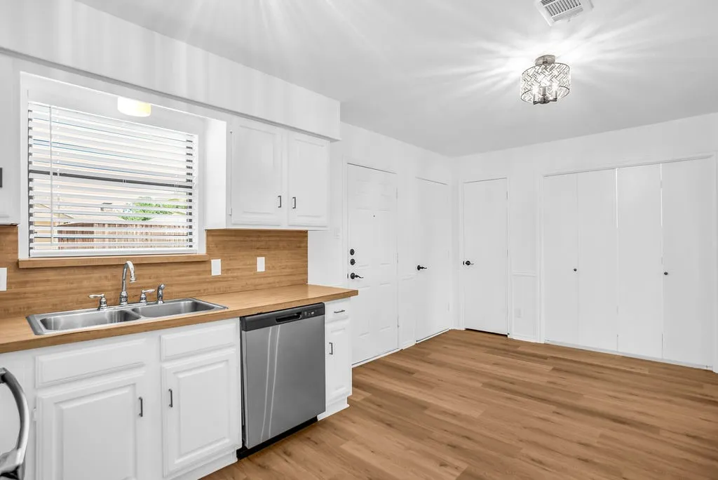 Single Family Residence For Sale in Denton County , 1751 Northview, Carrollton, Texas 75007, 3 Bedroom, 2 Bathroom, 2 Garage spaces, 1,377 Sqft, built in 1983, mls#21295772, Real Estate Agent in Carrollton, Homes For Sale in Denton county, Homes For Sale in Carrollton, Realtor in Carrollton Texas, Real Estate Brokerage Independent Realty Texas, Luminita Cordes Realtor